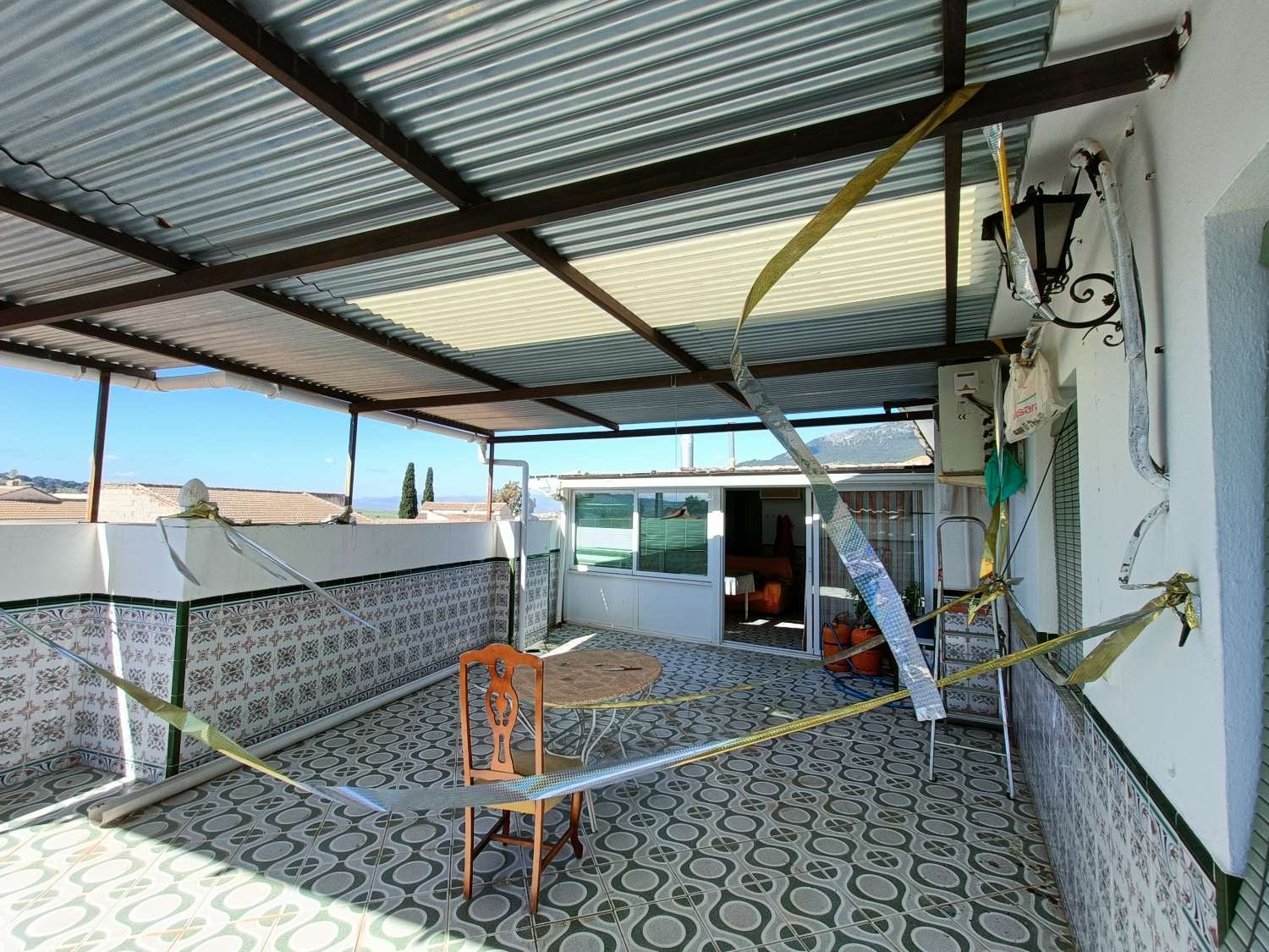 Casa de pueblo con gran local comercial y estupenda terraza con vistas