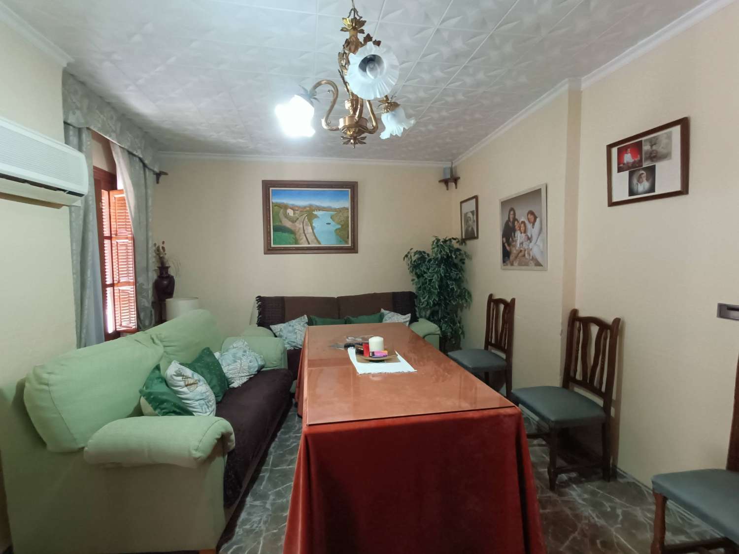 Casa de pueblo con gran local comercial y estupenda terraza con vistas