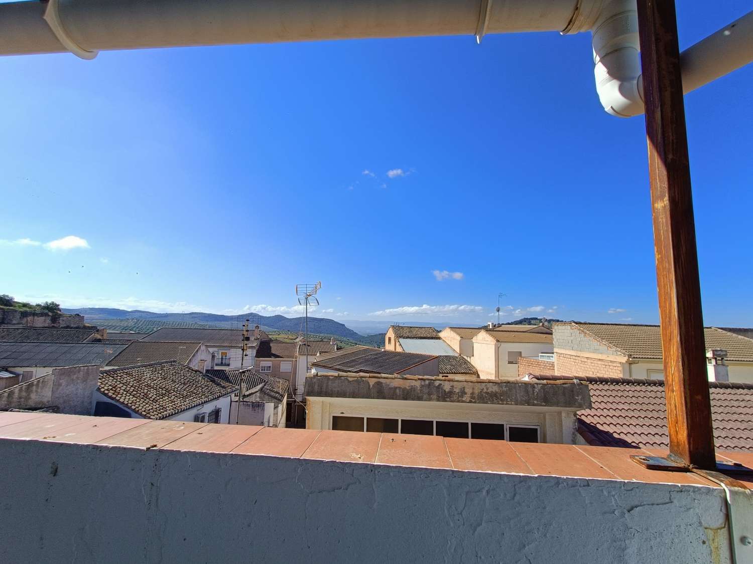 Casa de pueblo con gran local comercial y estupenda terraza con vistas