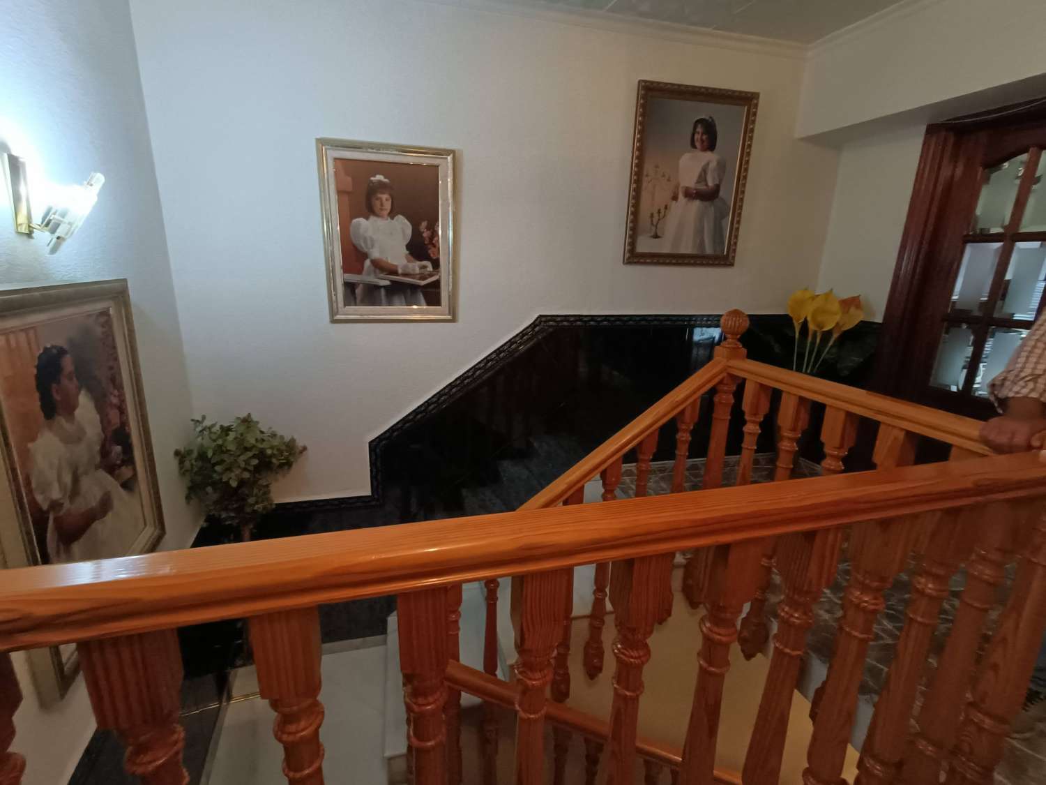 Casa de pueblo con gran local comercial y estupenda terraza con vistas
