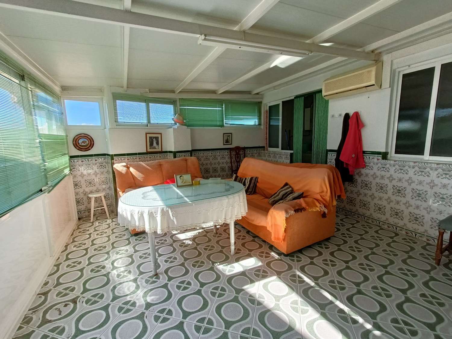 Casa de pueblo con gran local comercial y estupenda terraza con vistas