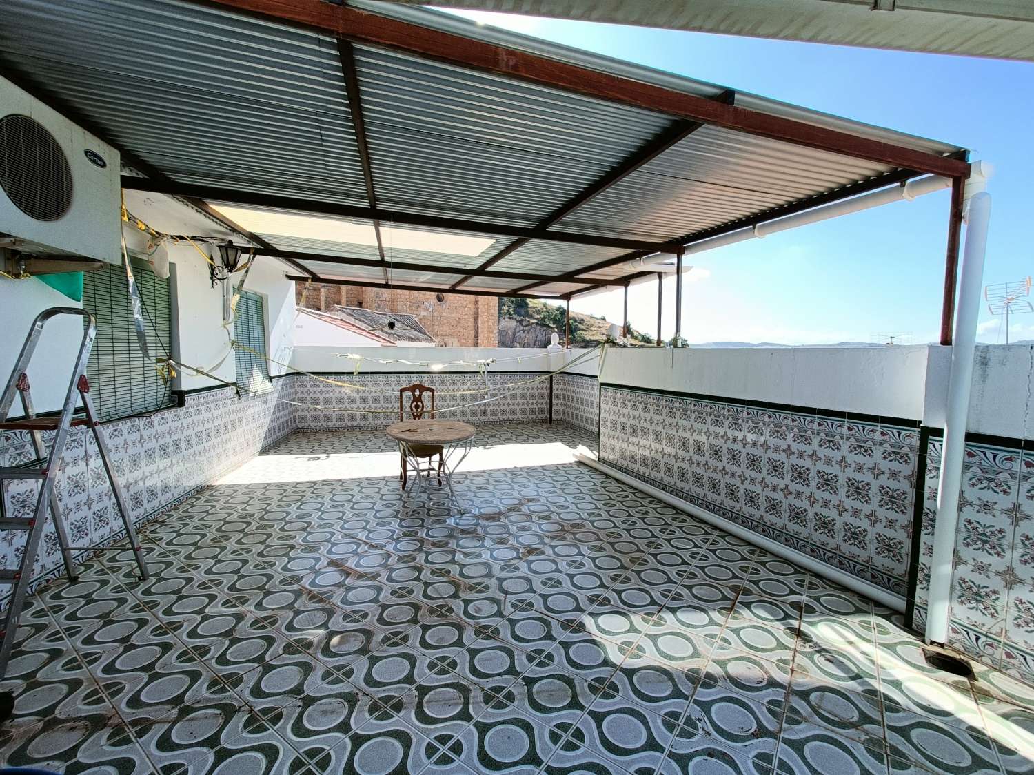 Casa de pueblo con gran local comercial y estupenda terraza con vistas