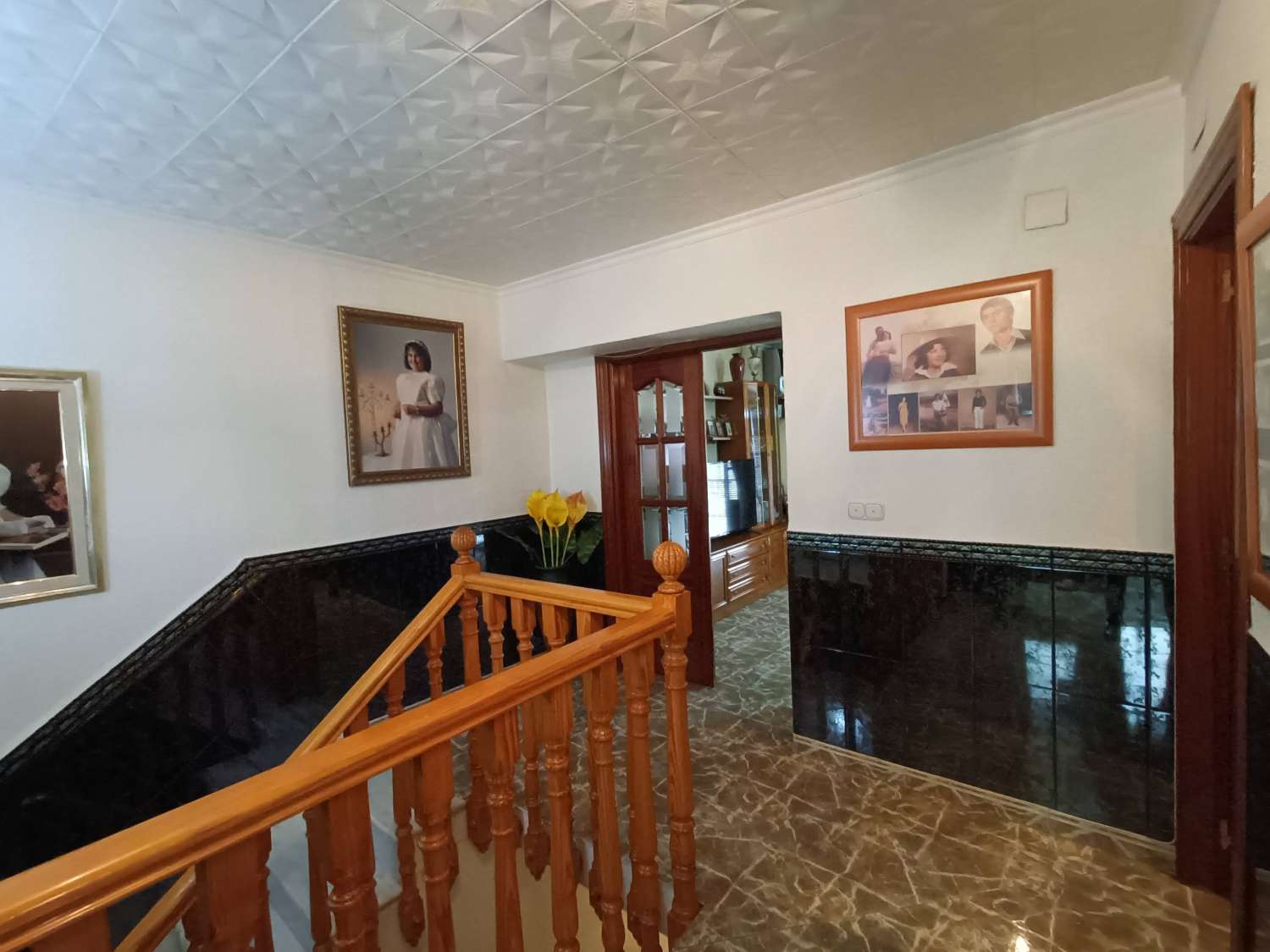 Casa de pueblo con gran local comercial y estupenda terraza con vistas