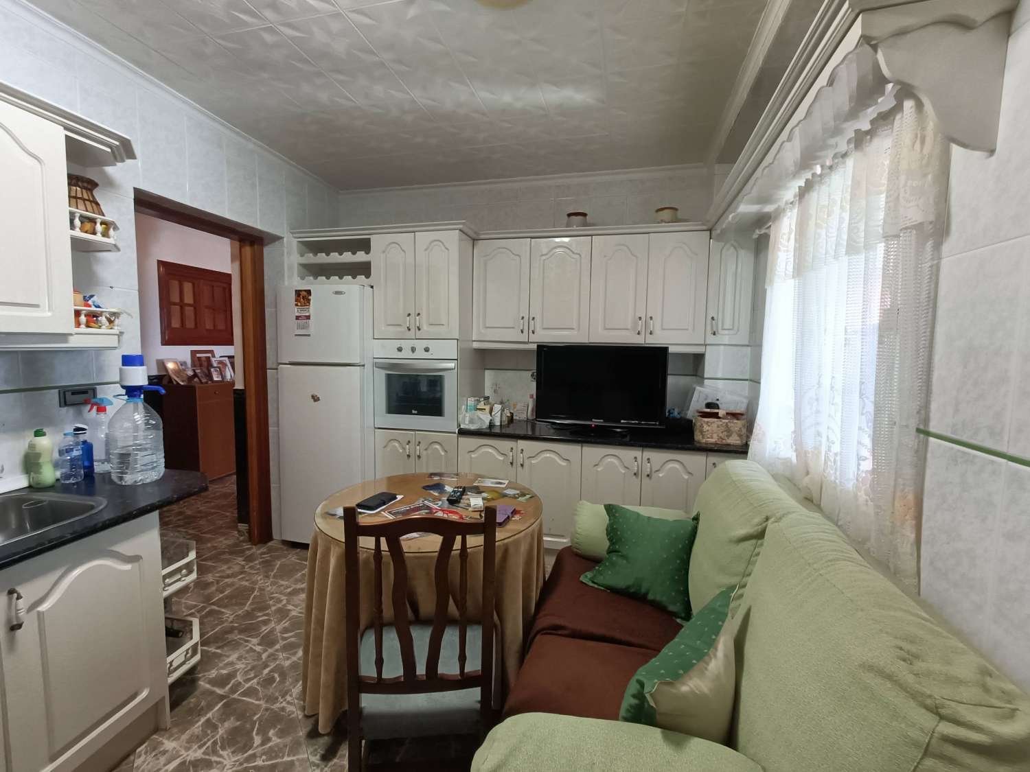 Casa de pueblo con gran local comercial y estupenda terraza con vistas
