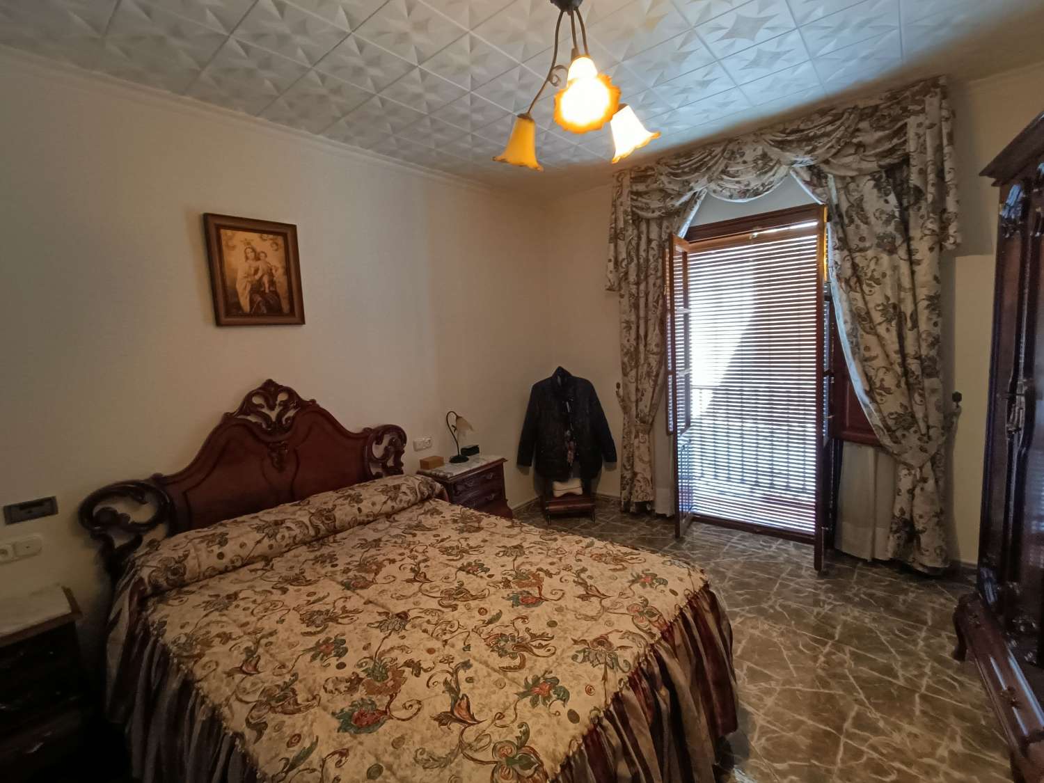 Casa de pueblo con gran local comercial y estupenda terraza con vistas