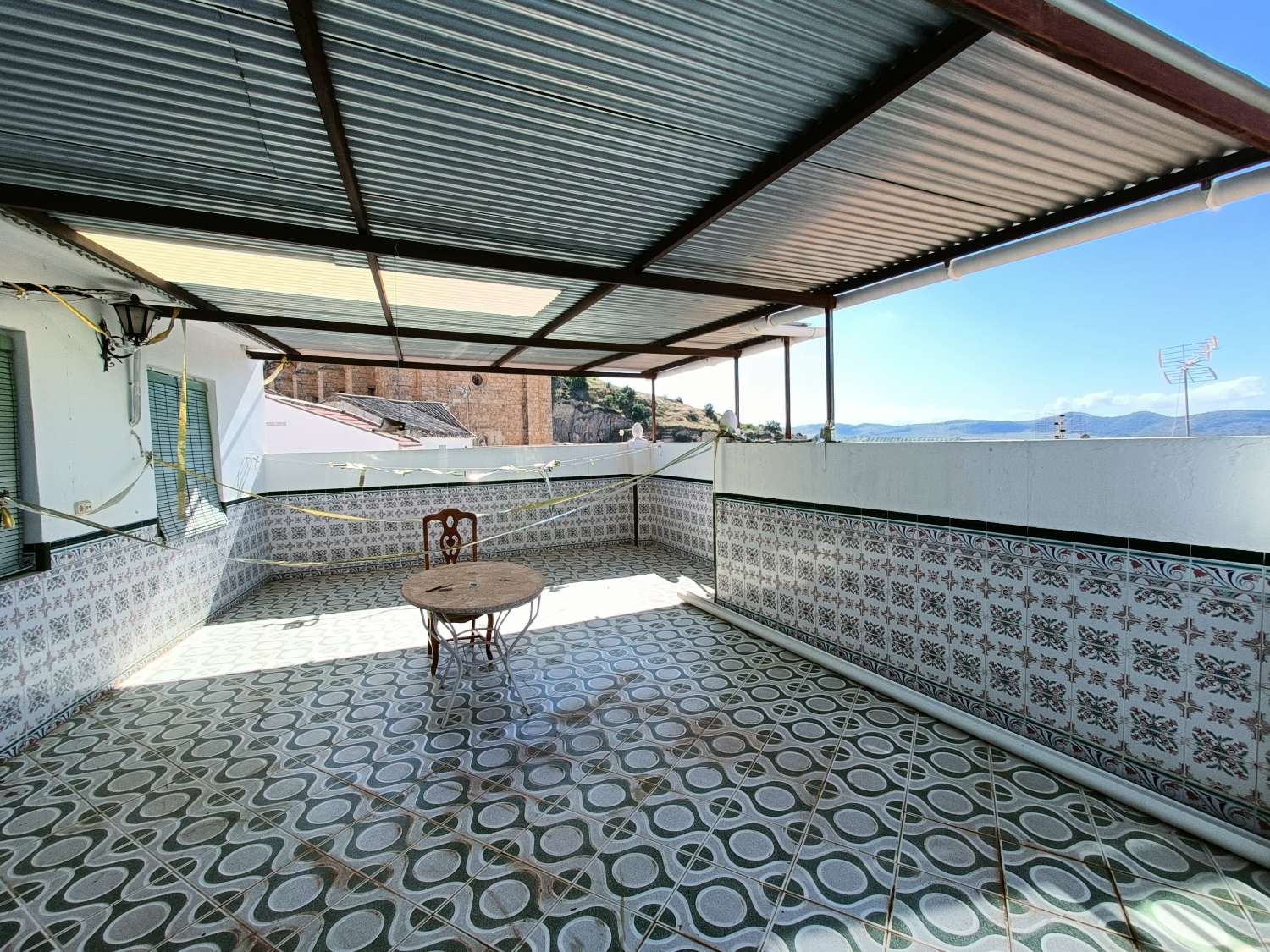 Casa de pueblo con gran local comercial y estupenda terraza con vistas