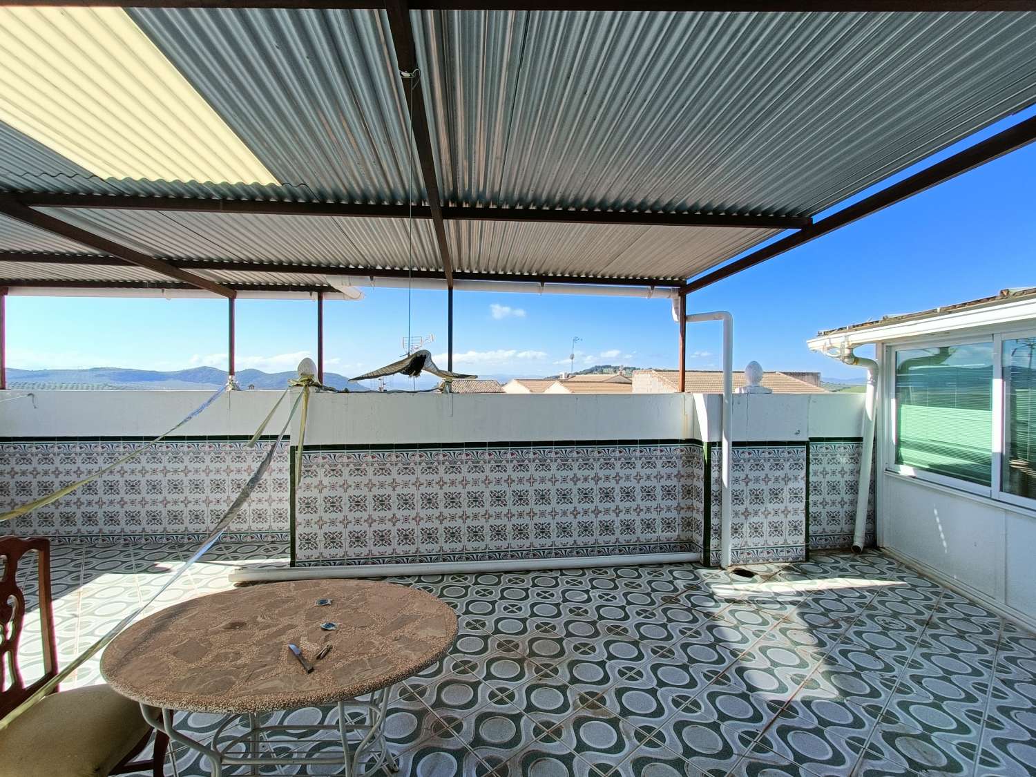 Casa de pueblo con gran local comercial y estupenda terraza con vistas