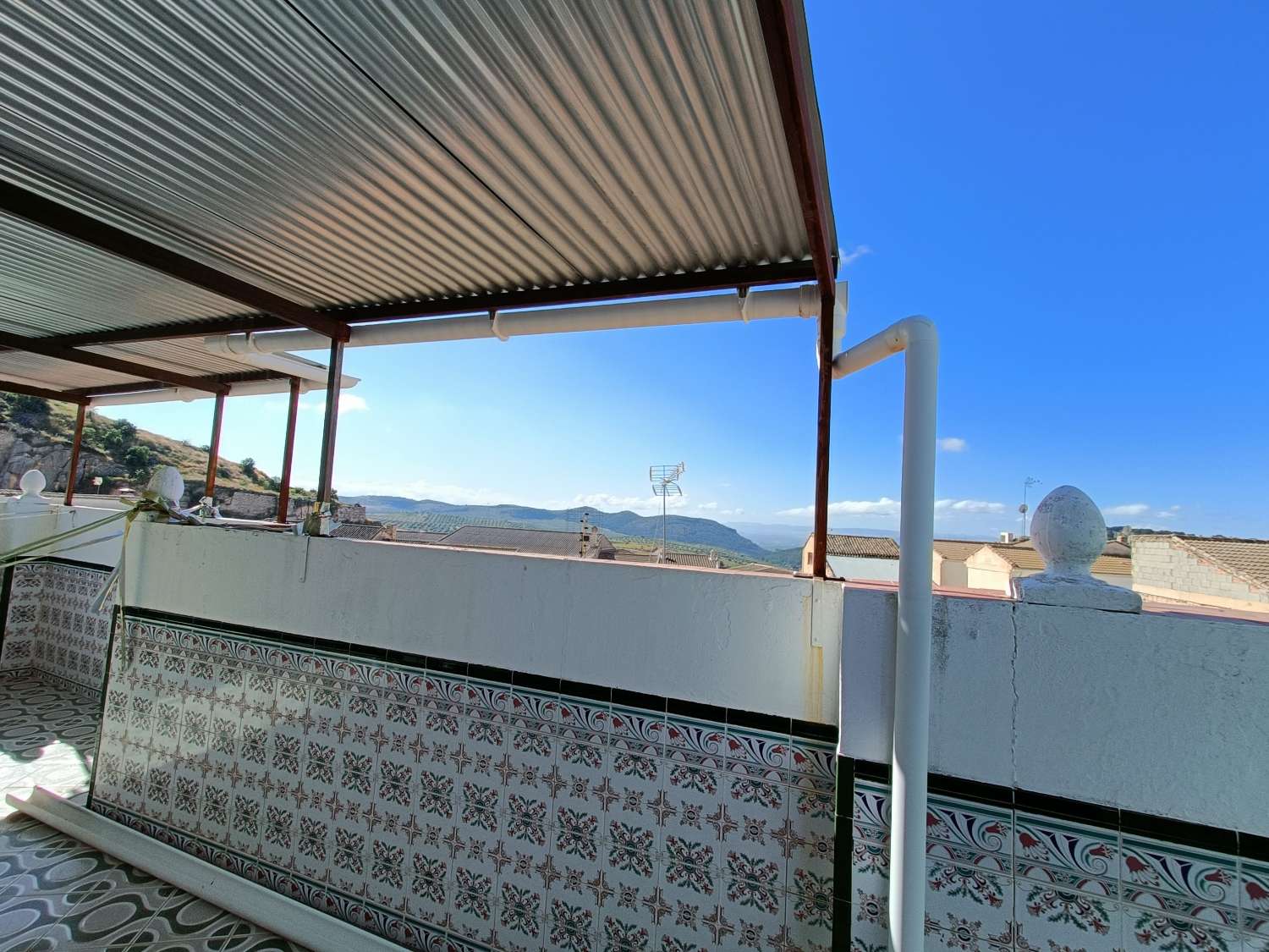 Casa de pueblo con gran local comercial y estupenda terraza con vistas