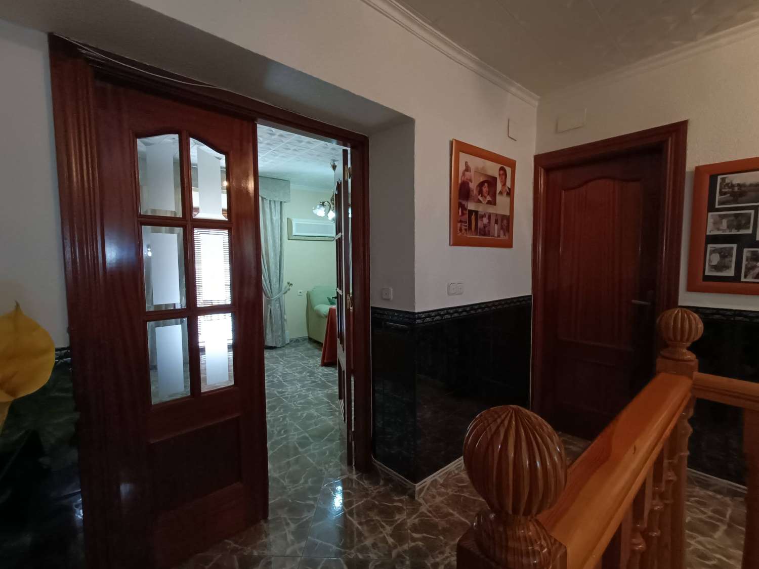 Casa de pueblo con gran local comercial y estupenda terraza con vistas