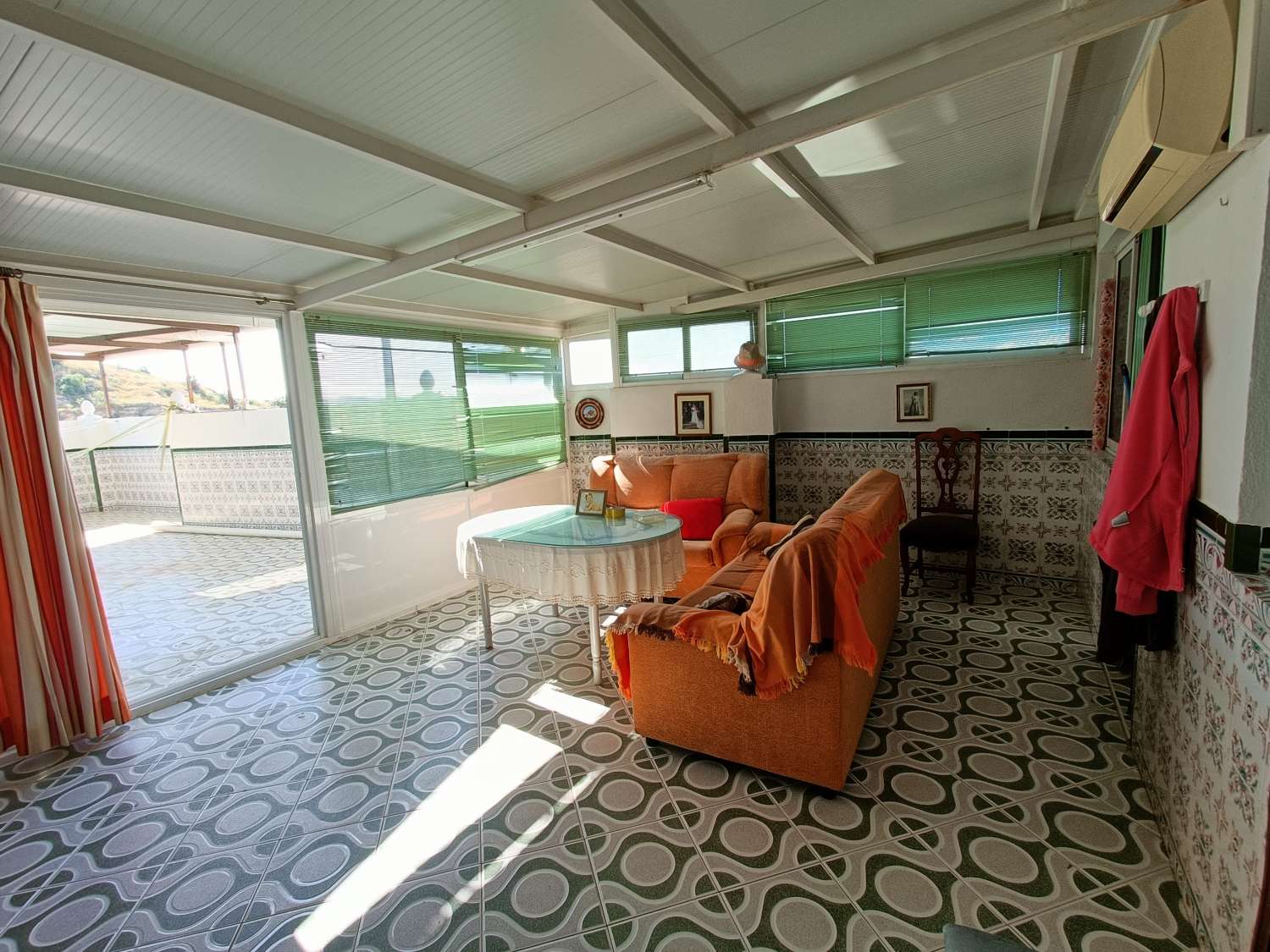 Casa de pueblo con gran local comercial y estupenda terraza con vistas