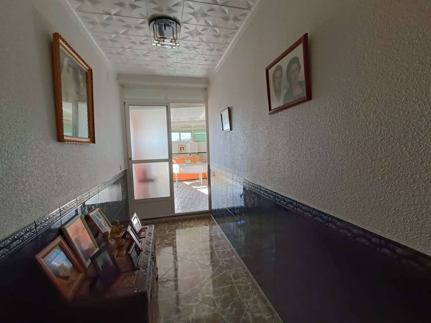 Casa de pueblo con gran local comercial y estupenda terraza con vistas