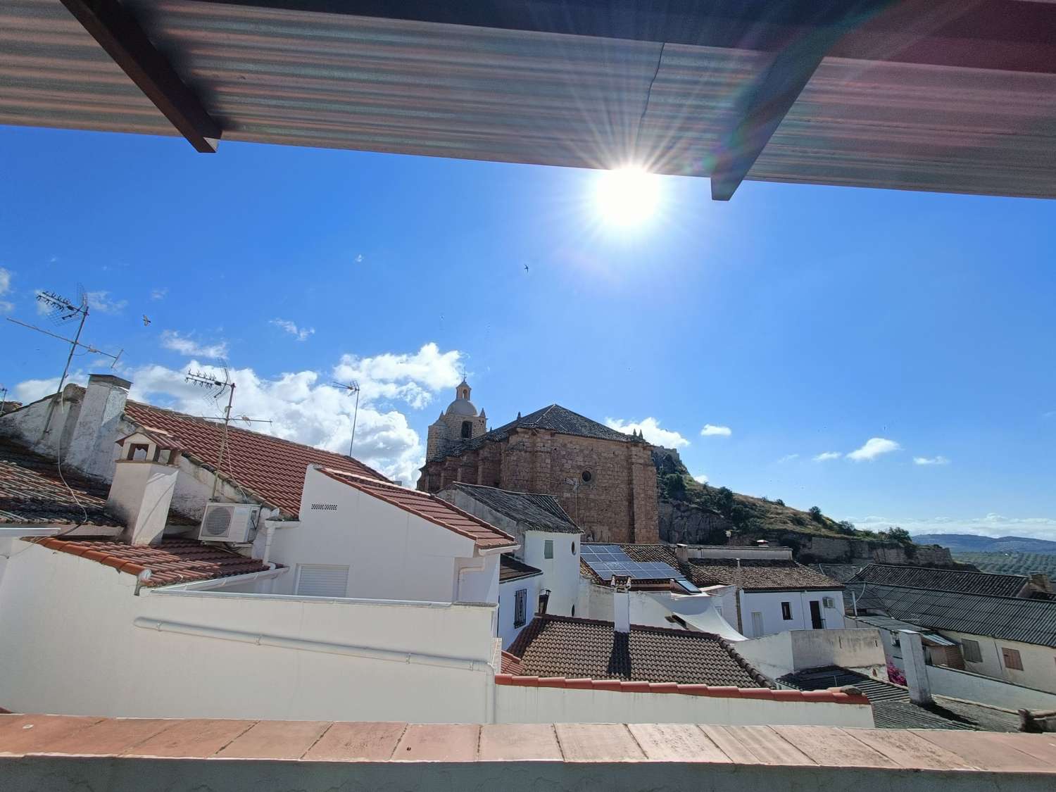 Casa de pueblo con gran local comercial y estupenda terraza con vistas