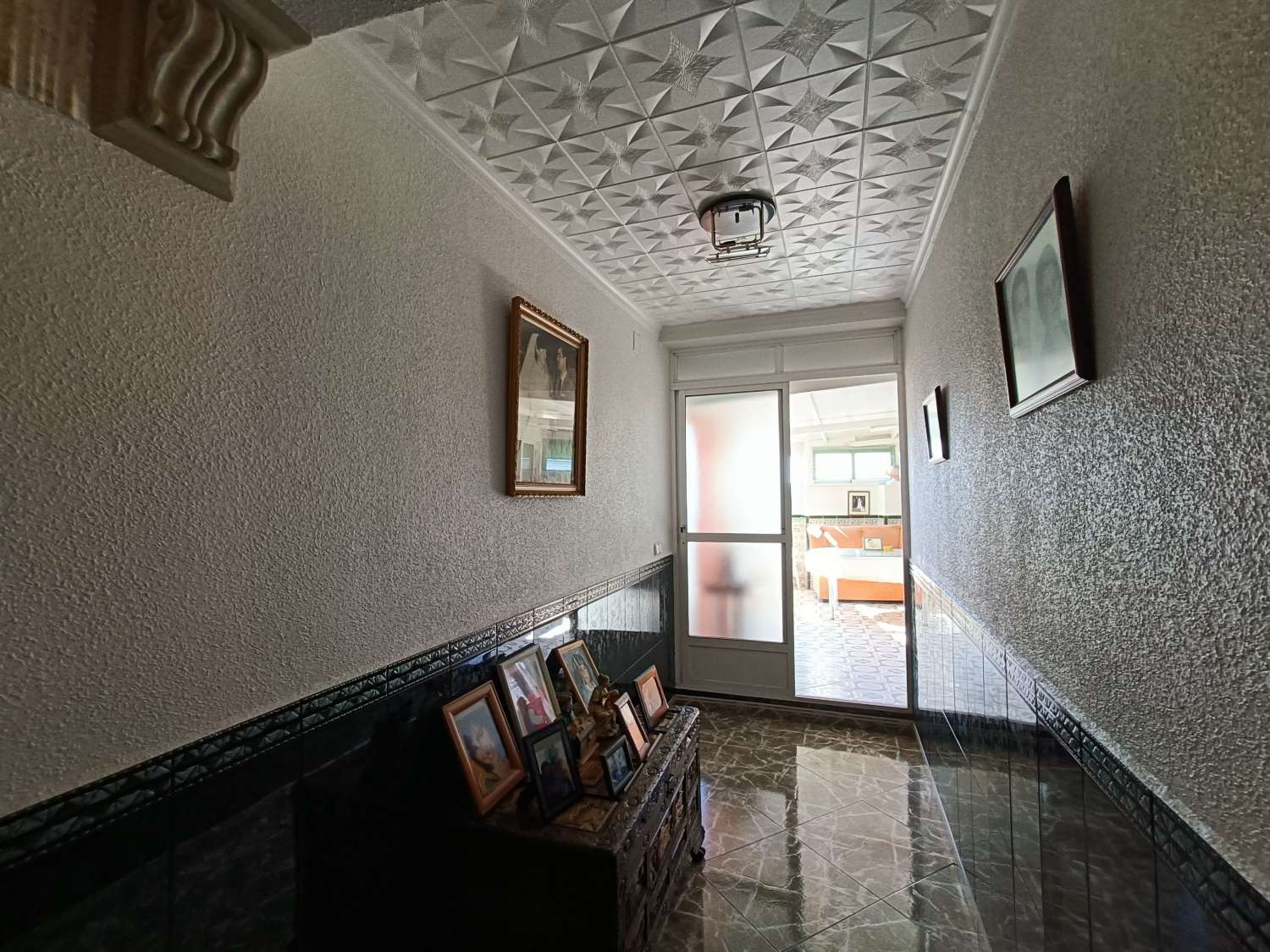 Casa de pueblo con gran local comercial y estupenda terraza con vistas