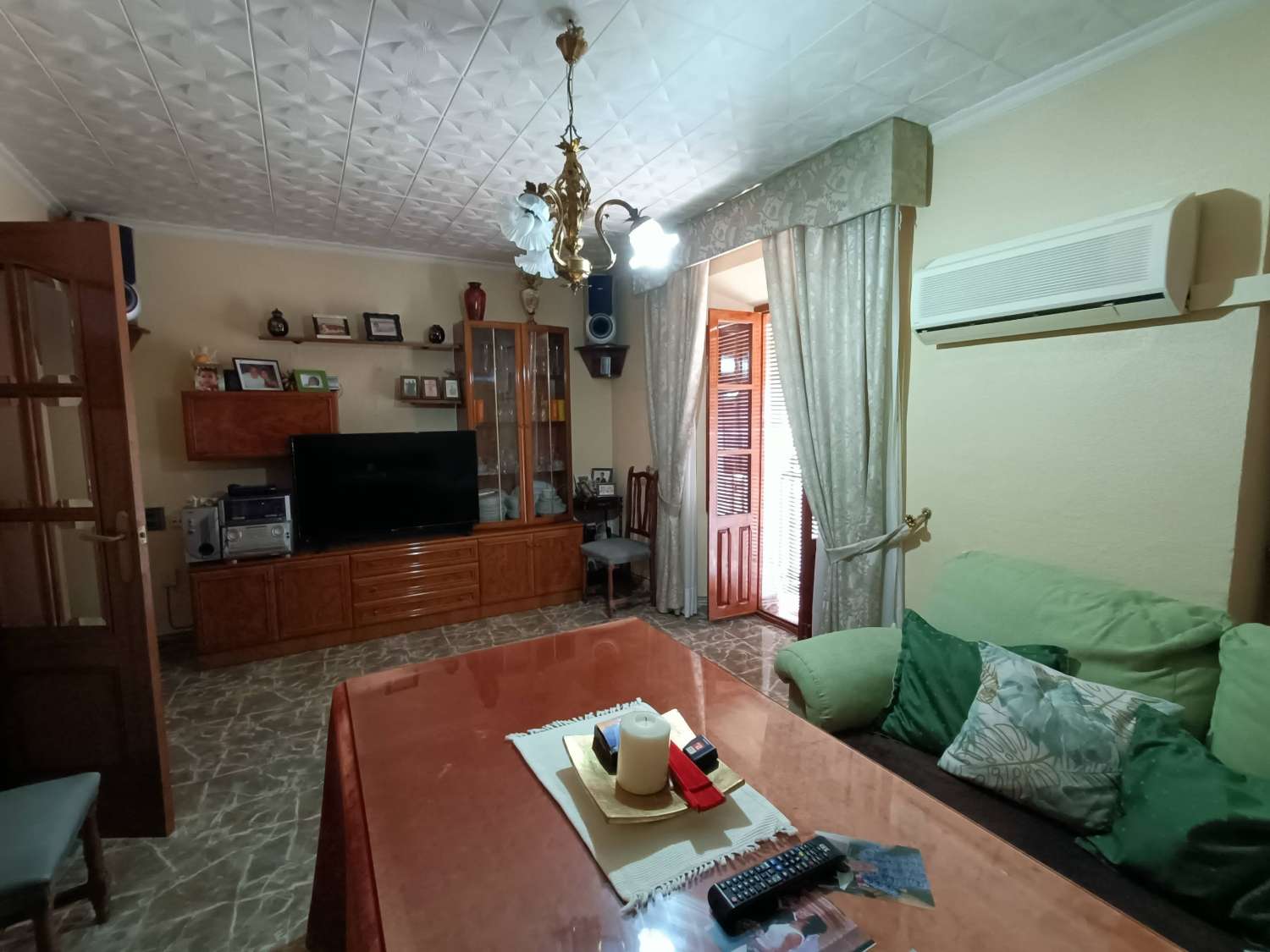 Casa de pueblo con gran local comercial y estupenda terraza con vistas