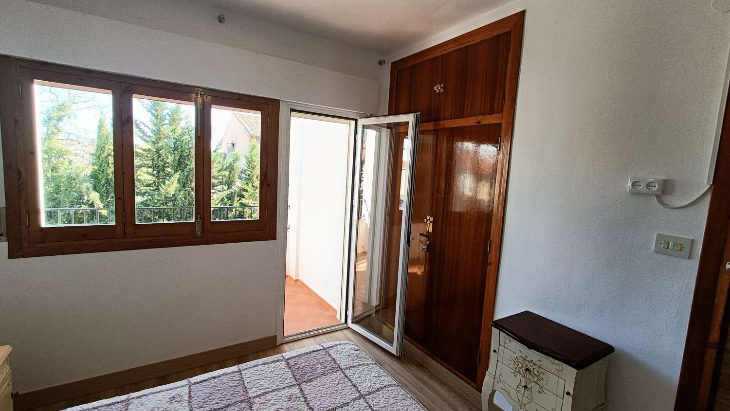 Estupenda casa independiente con piscina, jardín, garaje y almacenes