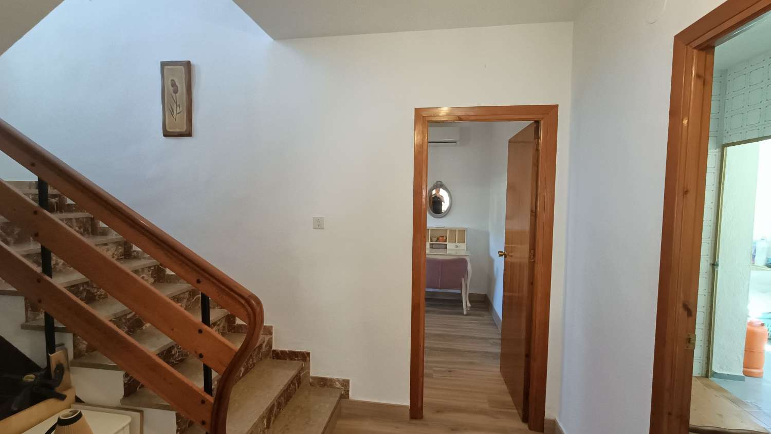 Estupenda casa independiente con piscina, jardín, garaje y almacenes