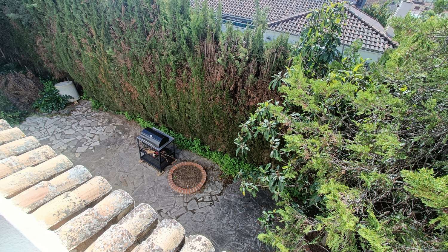 Estupenda casa independiente con piscina, jardín, garaje y almacenes