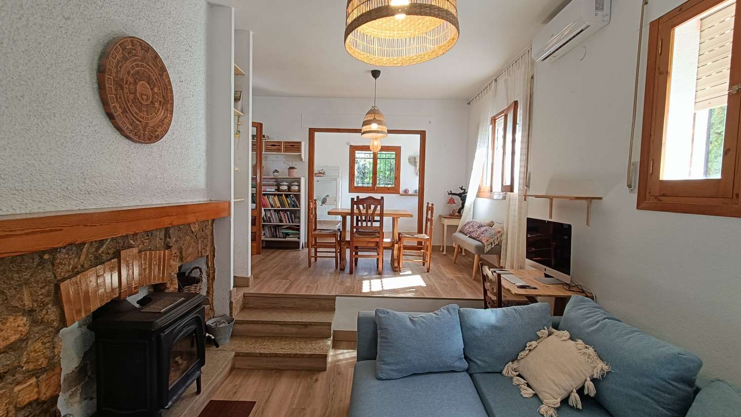 Estupenda casa independiente con piscina, jardín, garaje y almacenes