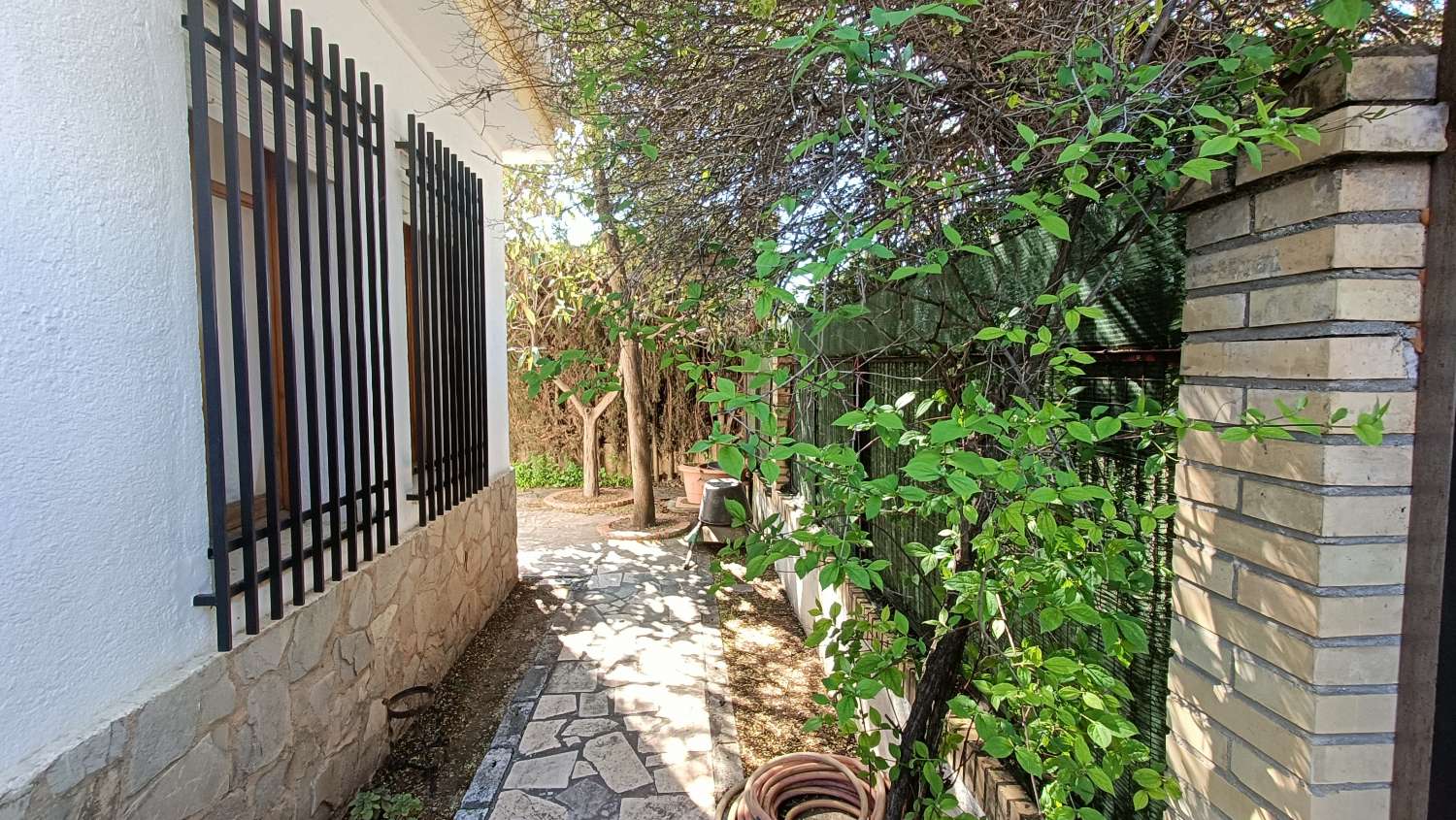 Estupenda casa independiente con piscina, jardín, garaje y almacenes