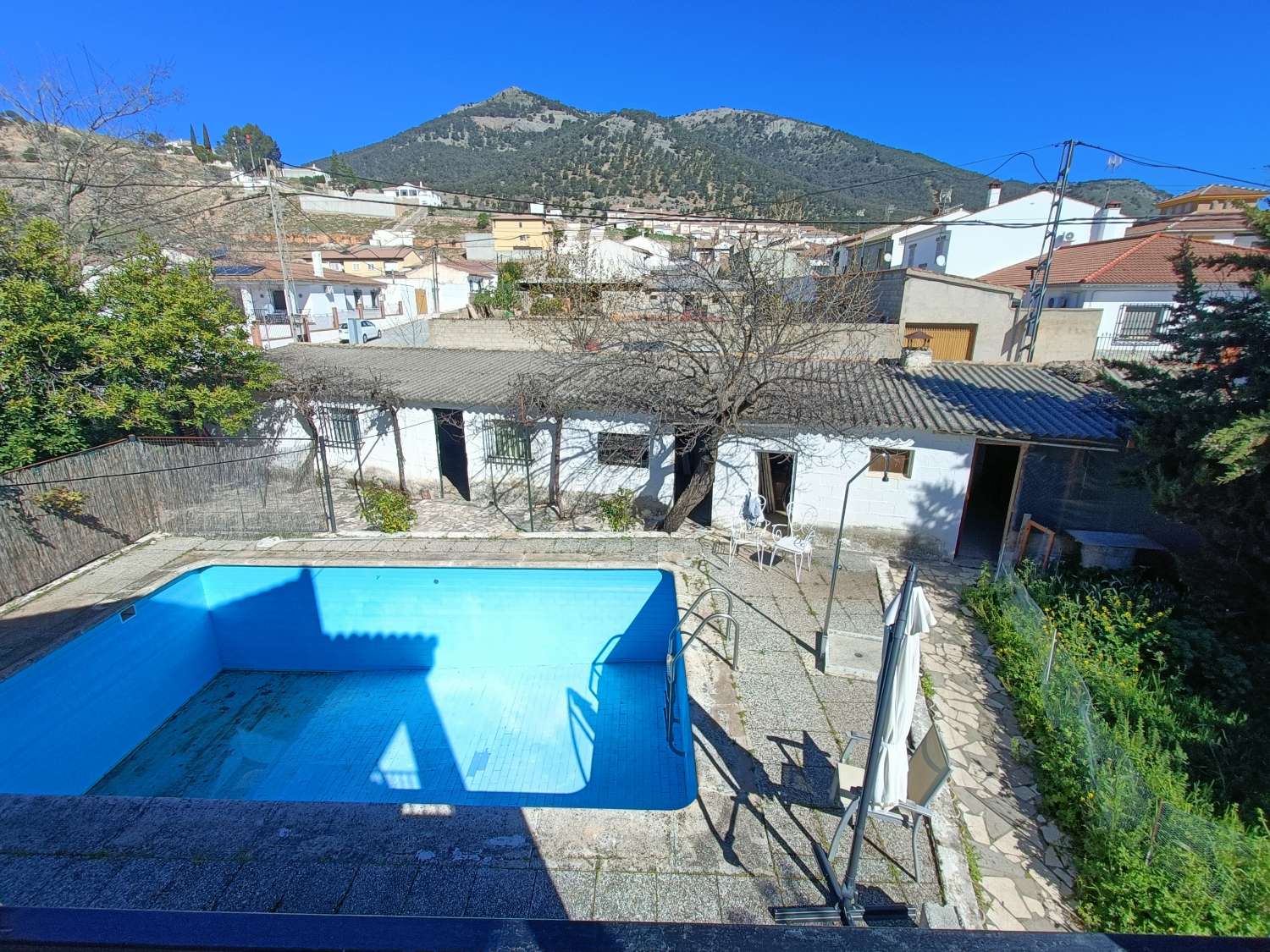 Estupenda casa independiente con piscina, jardín, garaje y almacenes