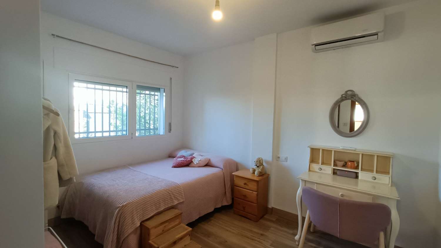 Estupenda casa independiente con piscina, jardín, garaje y almacenes