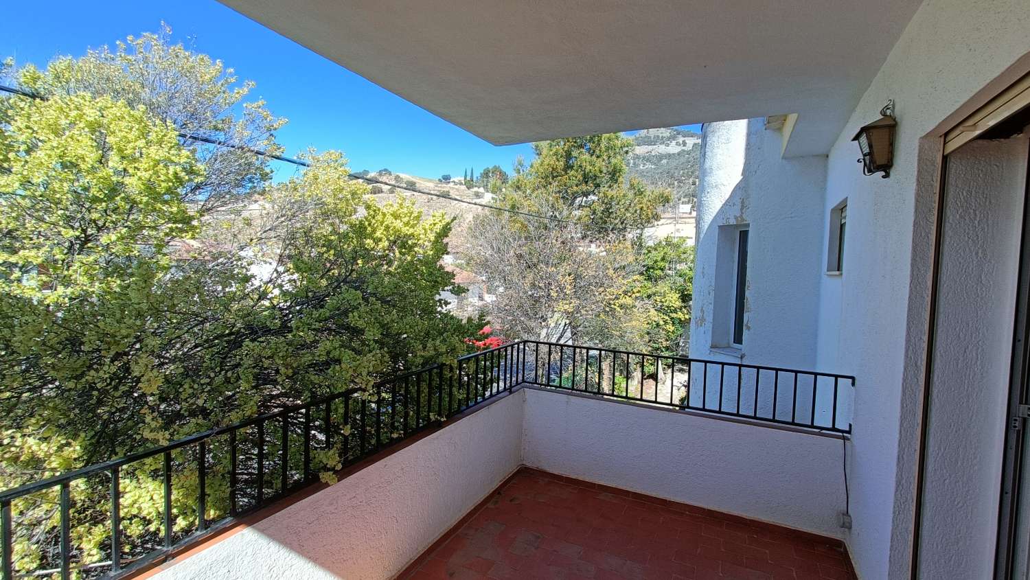 Estupenda casa independiente con piscina, jardín, garaje y almacenes