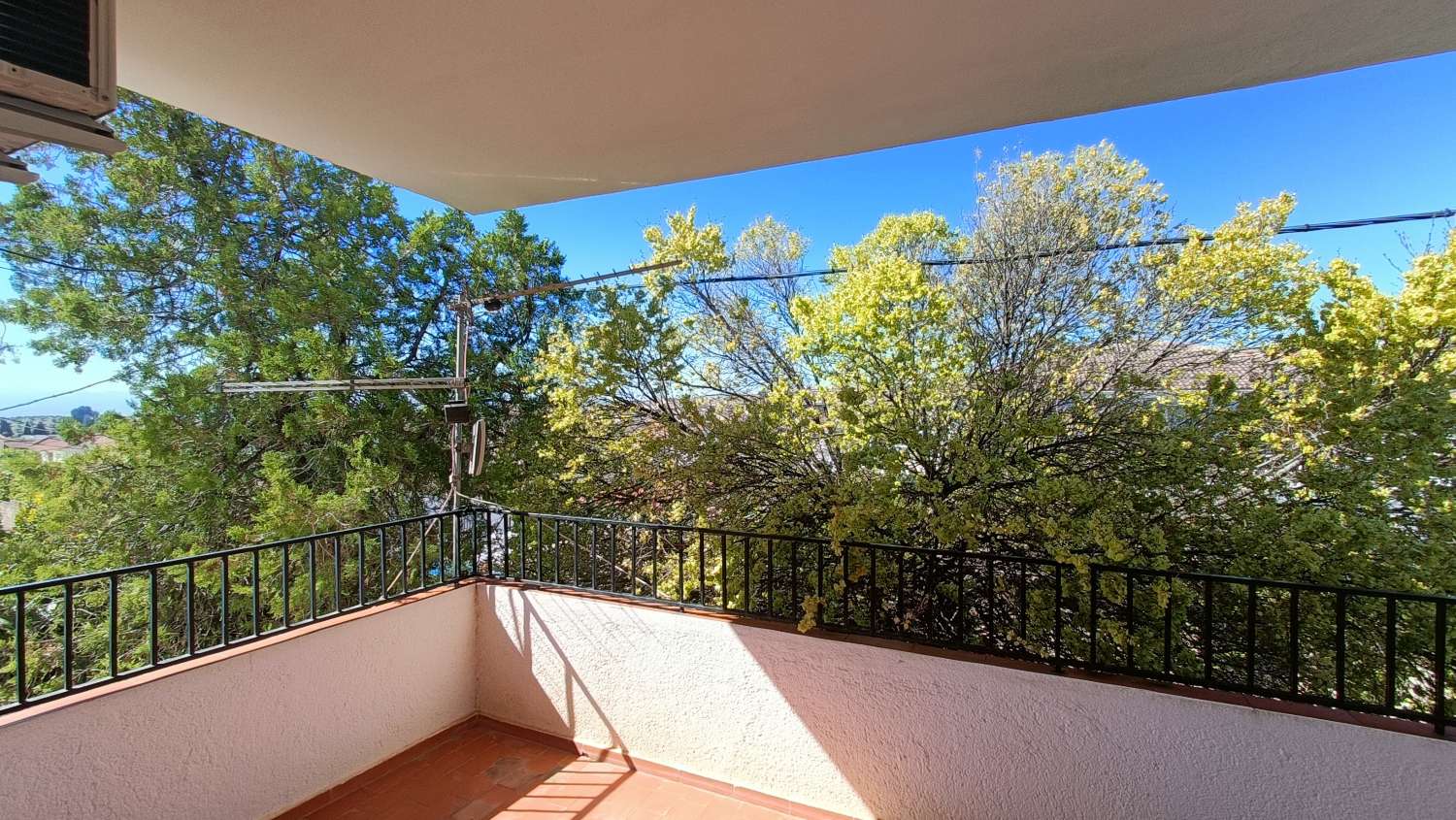 Estupenda casa independiente con piscina, jardín, garaje y almacenes