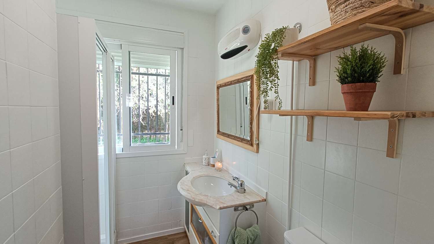 Estupenda casa independiente con piscina, jardín, garaje y almacenes