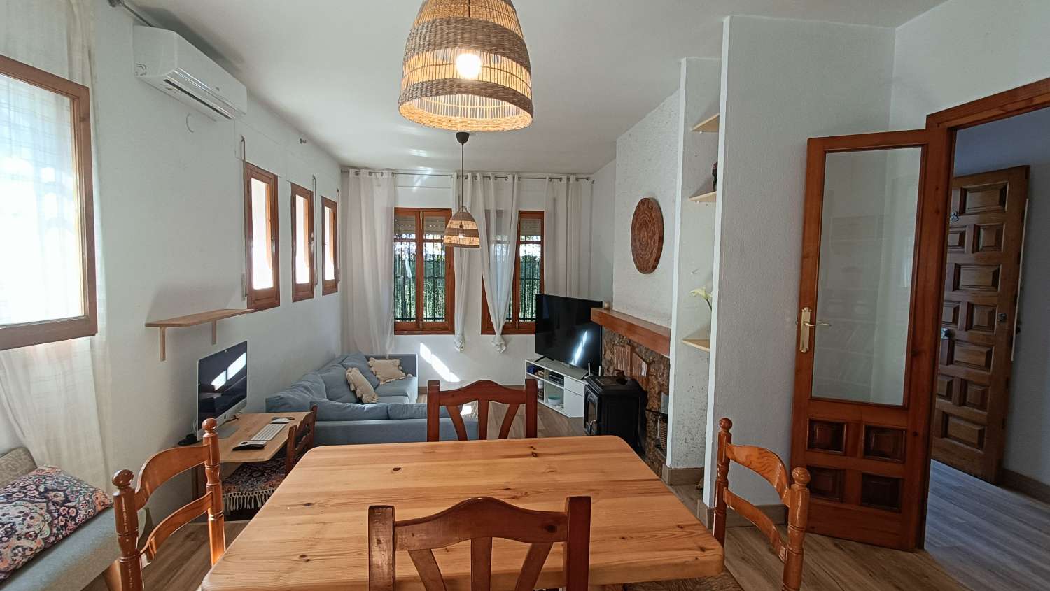 Estupenda casa independiente con piscina, jardín, garaje y almacenes
