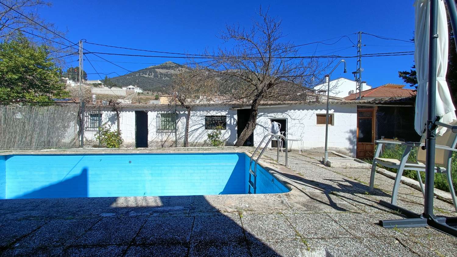 Estupenda casa independiente con piscina, jardín, garaje y almacenes
