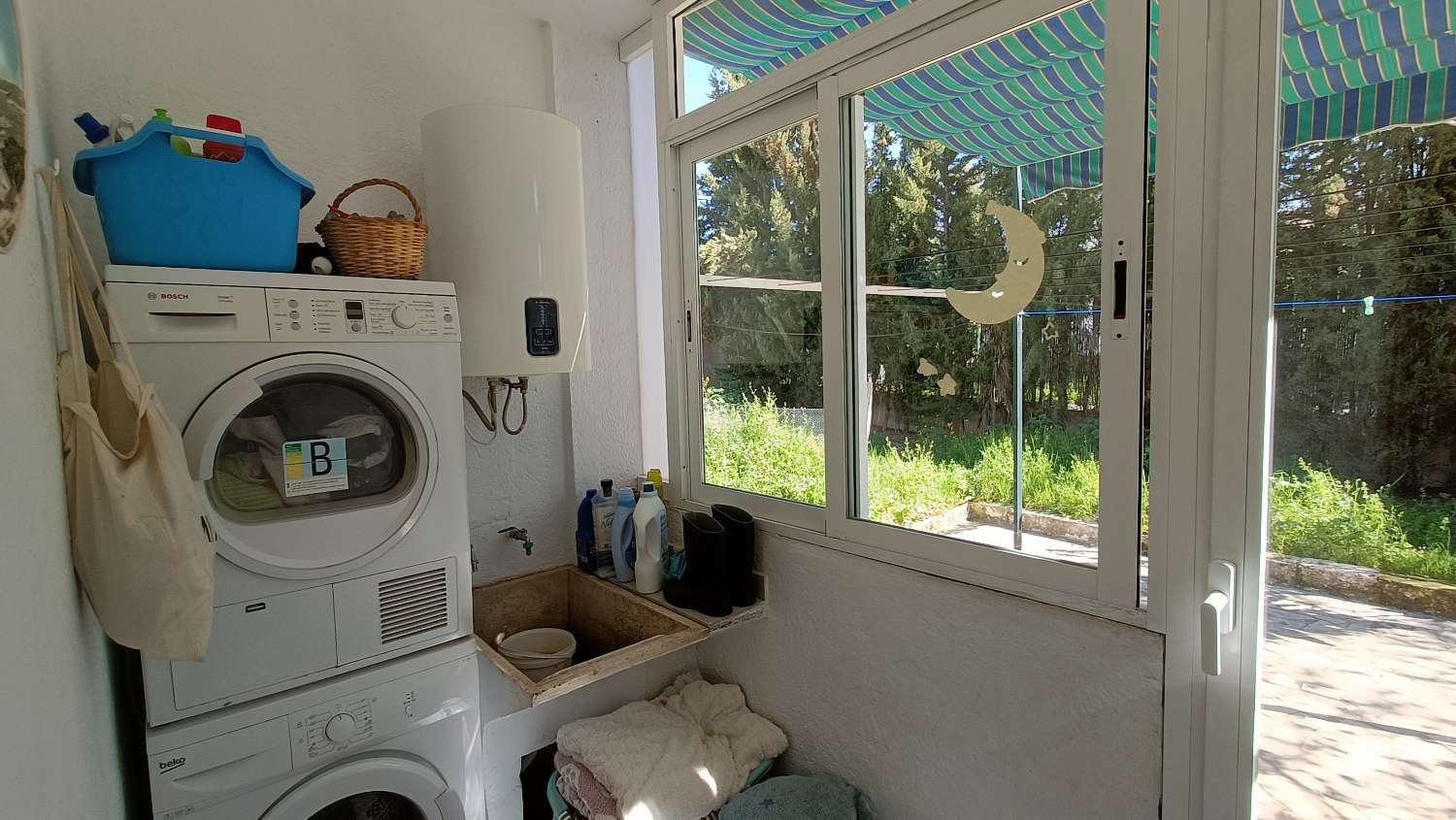 Estupenda casa independiente con piscina, jardín, garaje y almacenes