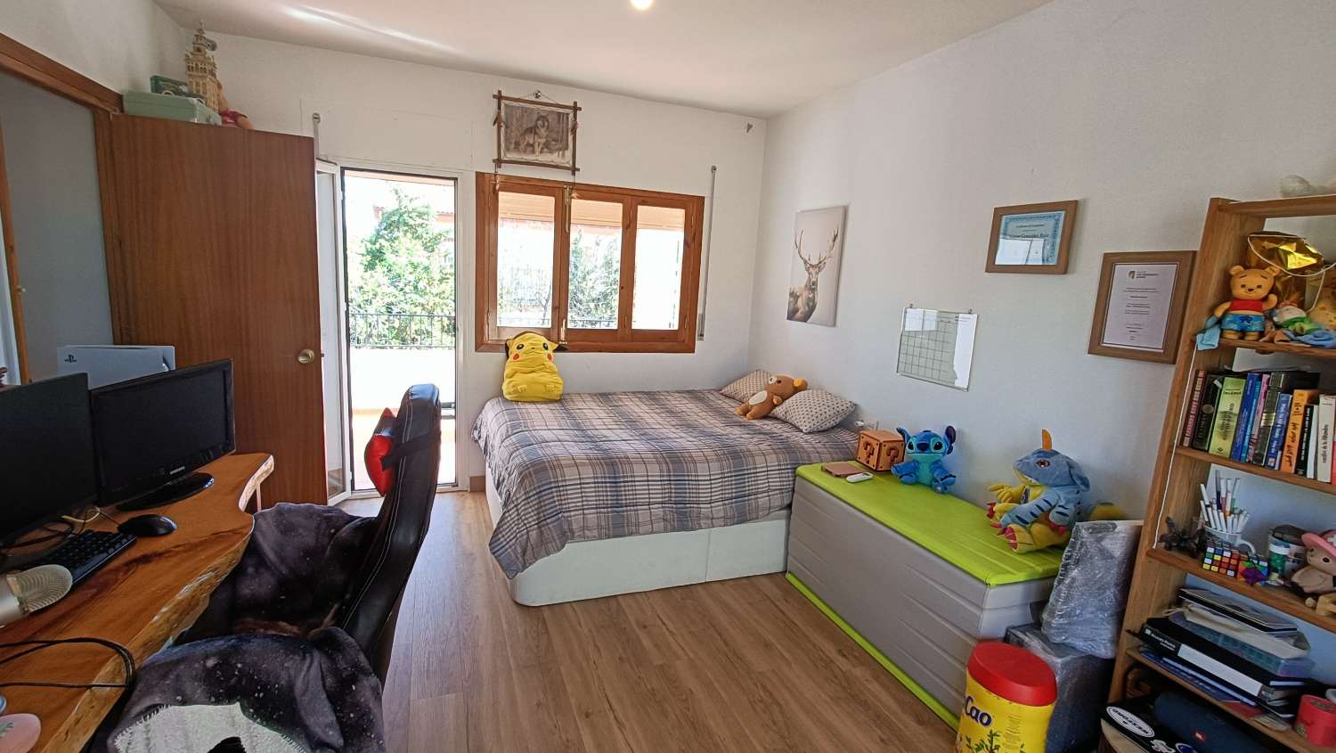 Estupenda casa independiente con piscina, jardín, garaje y almacenes