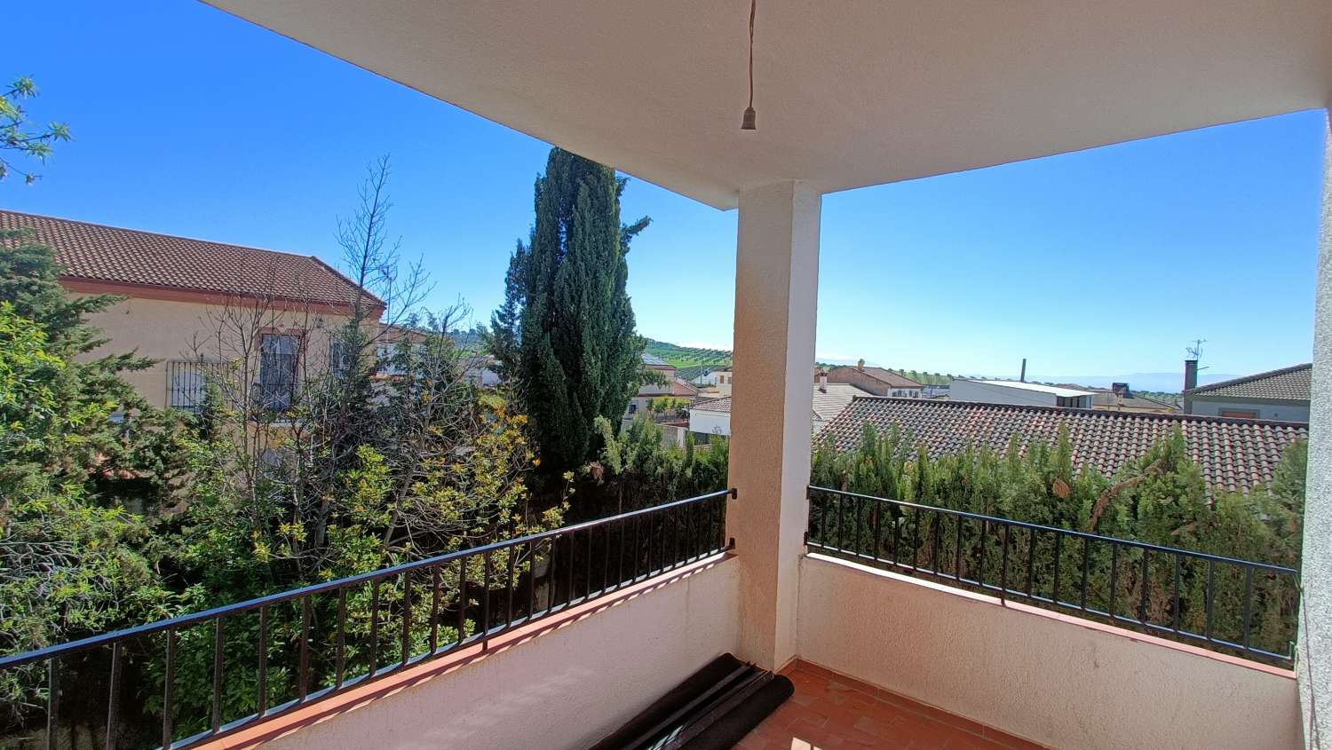 Estupenda casa independiente con piscina, jardín, garaje y almacenes
