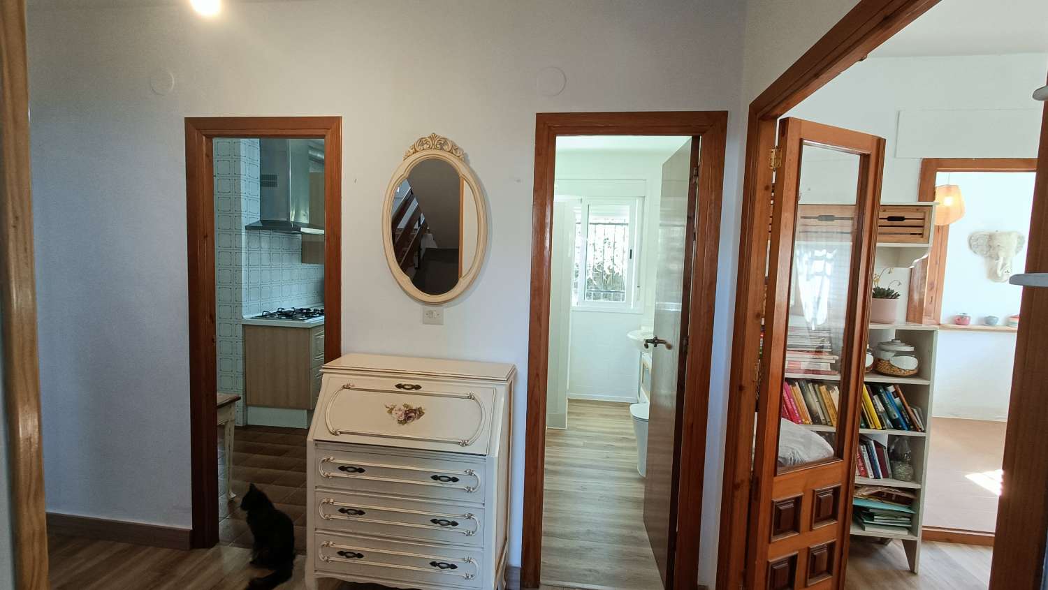 Estupenda casa independiente con piscina, jardín, garaje y almacenes