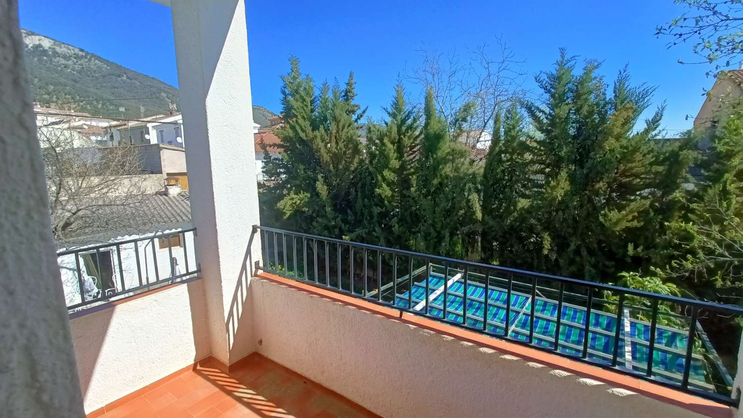 Estupenda casa independiente con piscina, jardín, garaje y almacenes