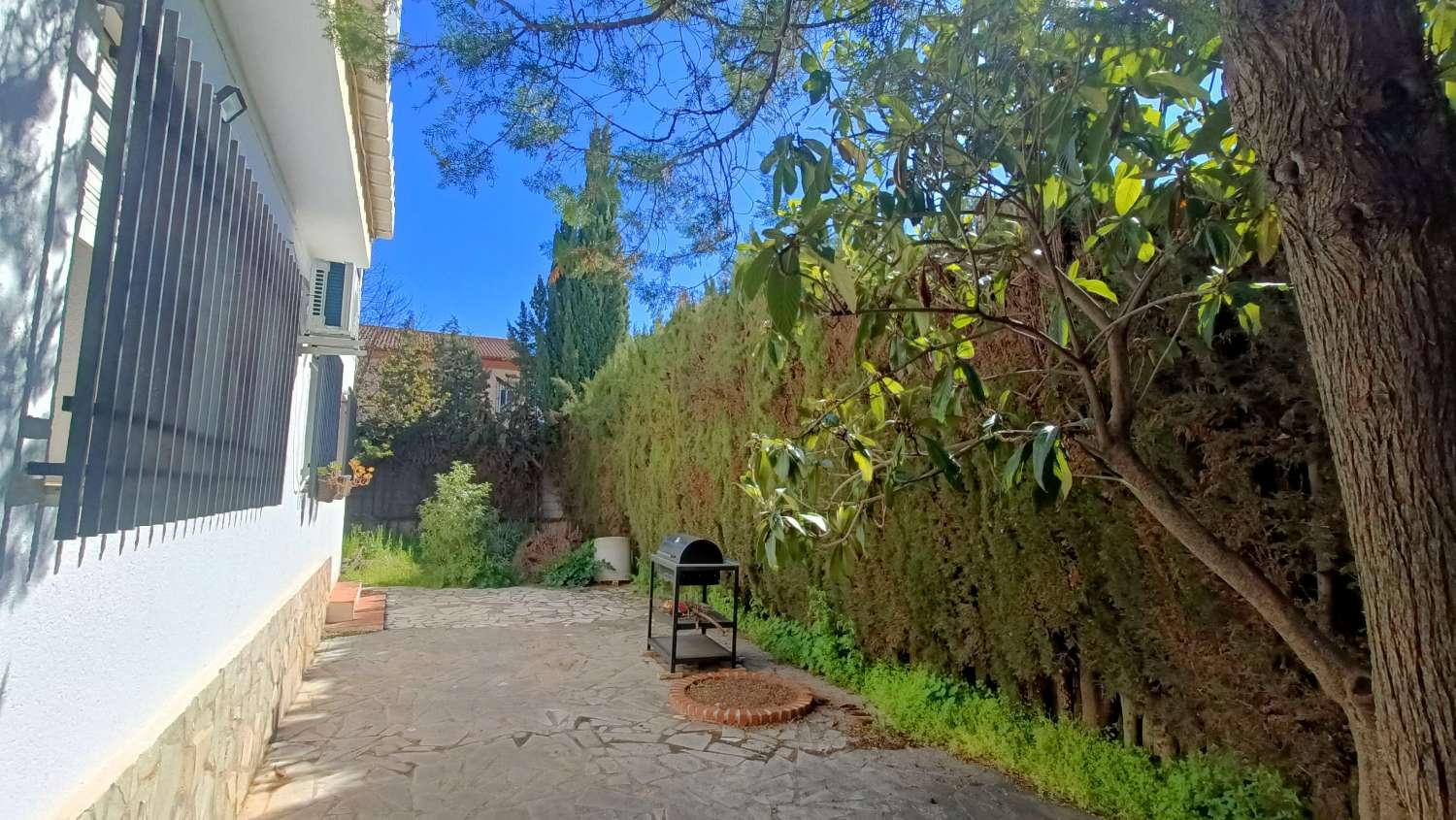 Estupenda casa independiente con piscina, jardín, garaje y almacenes