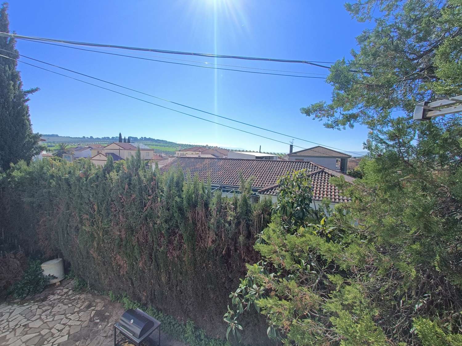 Estupenda casa independiente con piscina, jardín, garaje y almacenes