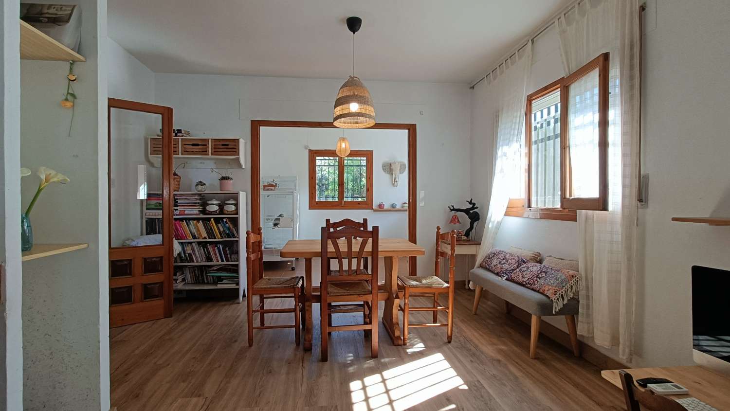 Estupenda casa independiente con piscina, jardín, garaje y almacenes