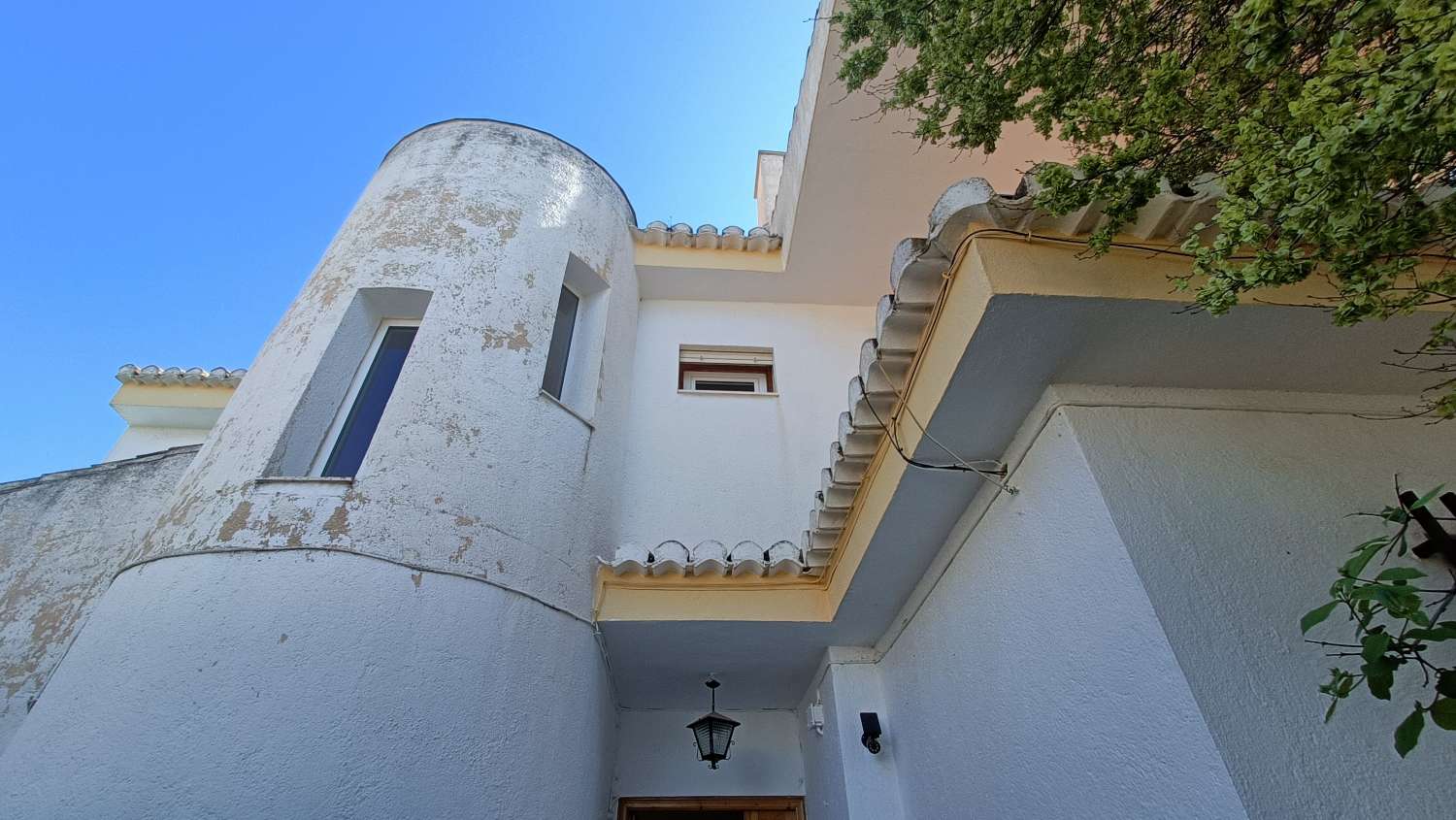Estupenda casa independiente con piscina, jardín, garaje y almacenes