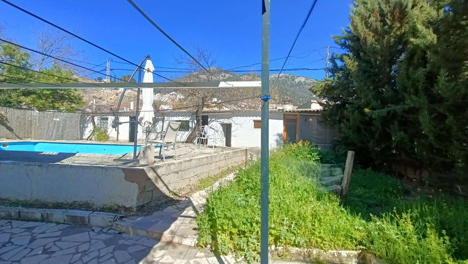 Estupenda casa independiente con piscina, jardín, garaje y almacenes