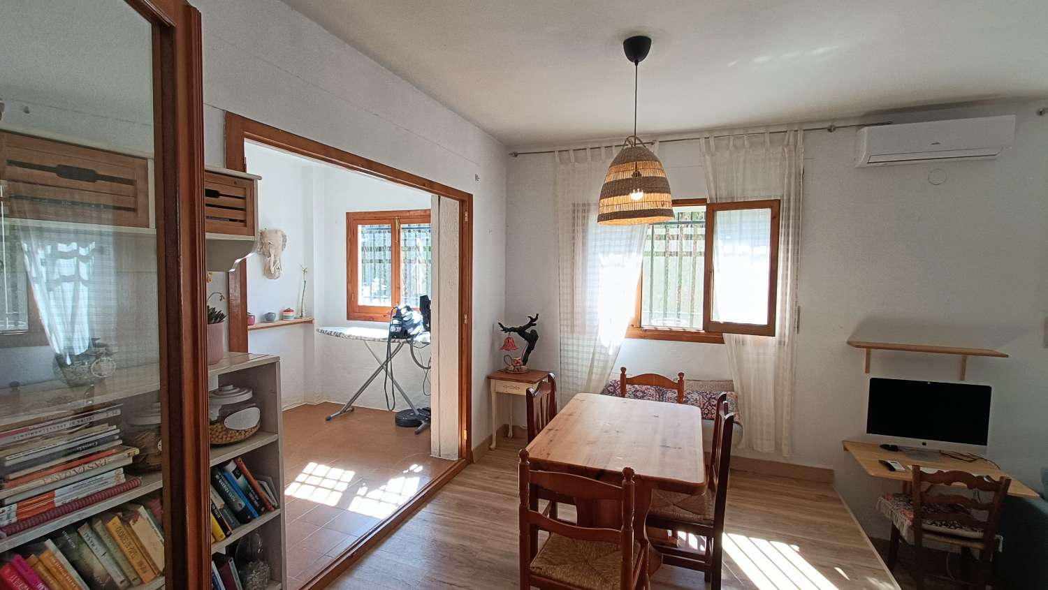 Estupenda casa independiente con piscina, jardín, garaje y almacenes