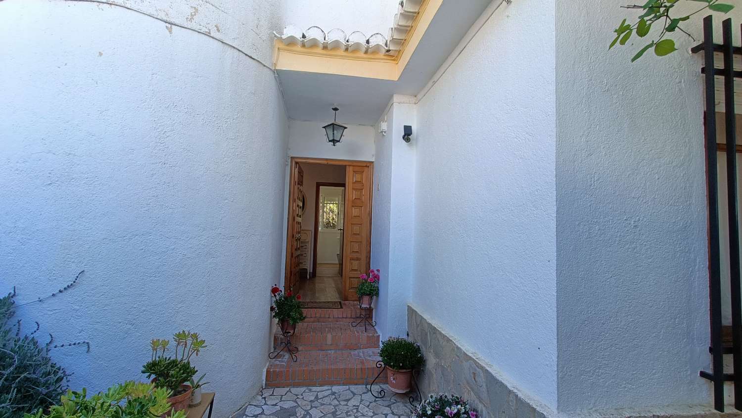 Estupenda casa independiente con piscina, jardín, garaje y almacenes