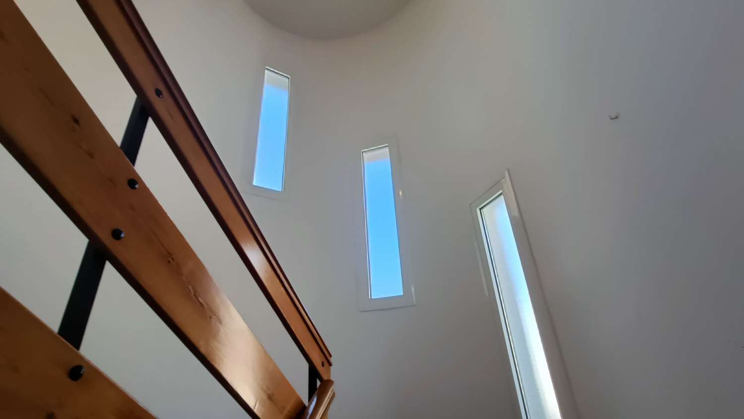 Estupenda casa independiente con piscina, jardín, garaje y almacenes