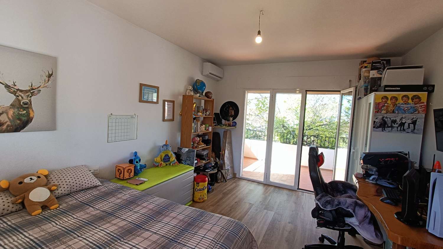 Estupenda casa independiente con piscina, jardín, garaje y almacenes