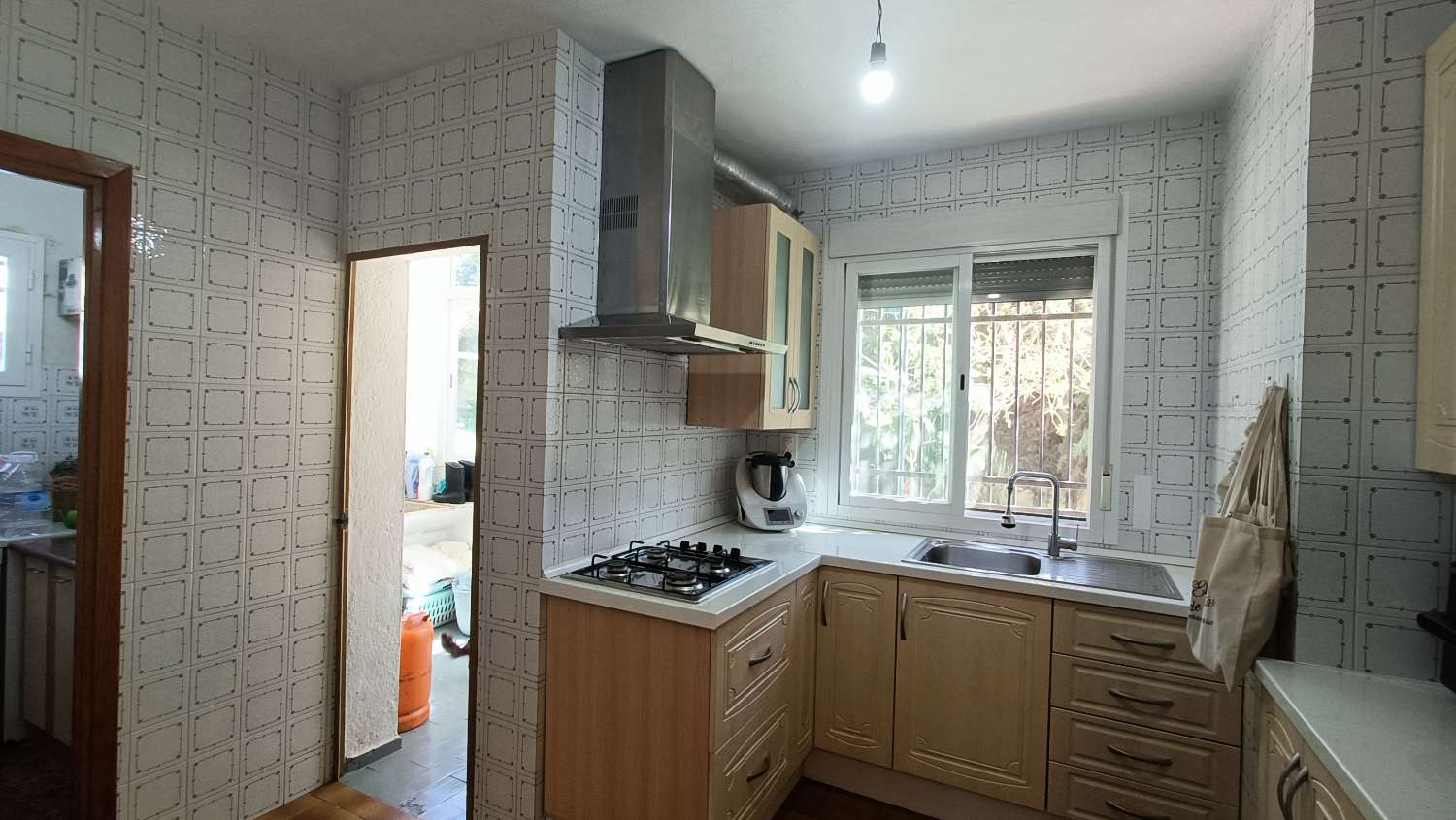 Estupenda casa independiente con piscina, jardín, garaje y almacenes