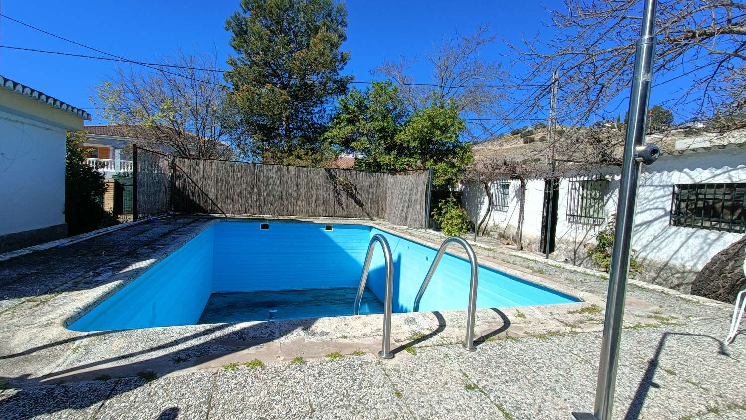Estupenda casa independiente con piscina, jardín, garaje y almacenes