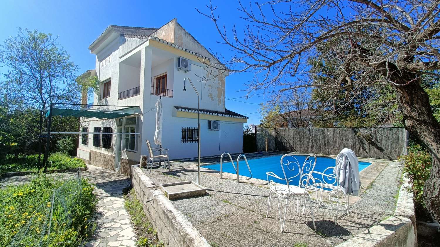 Estupenda casa independiente con piscina, jardín, garaje y almacenes