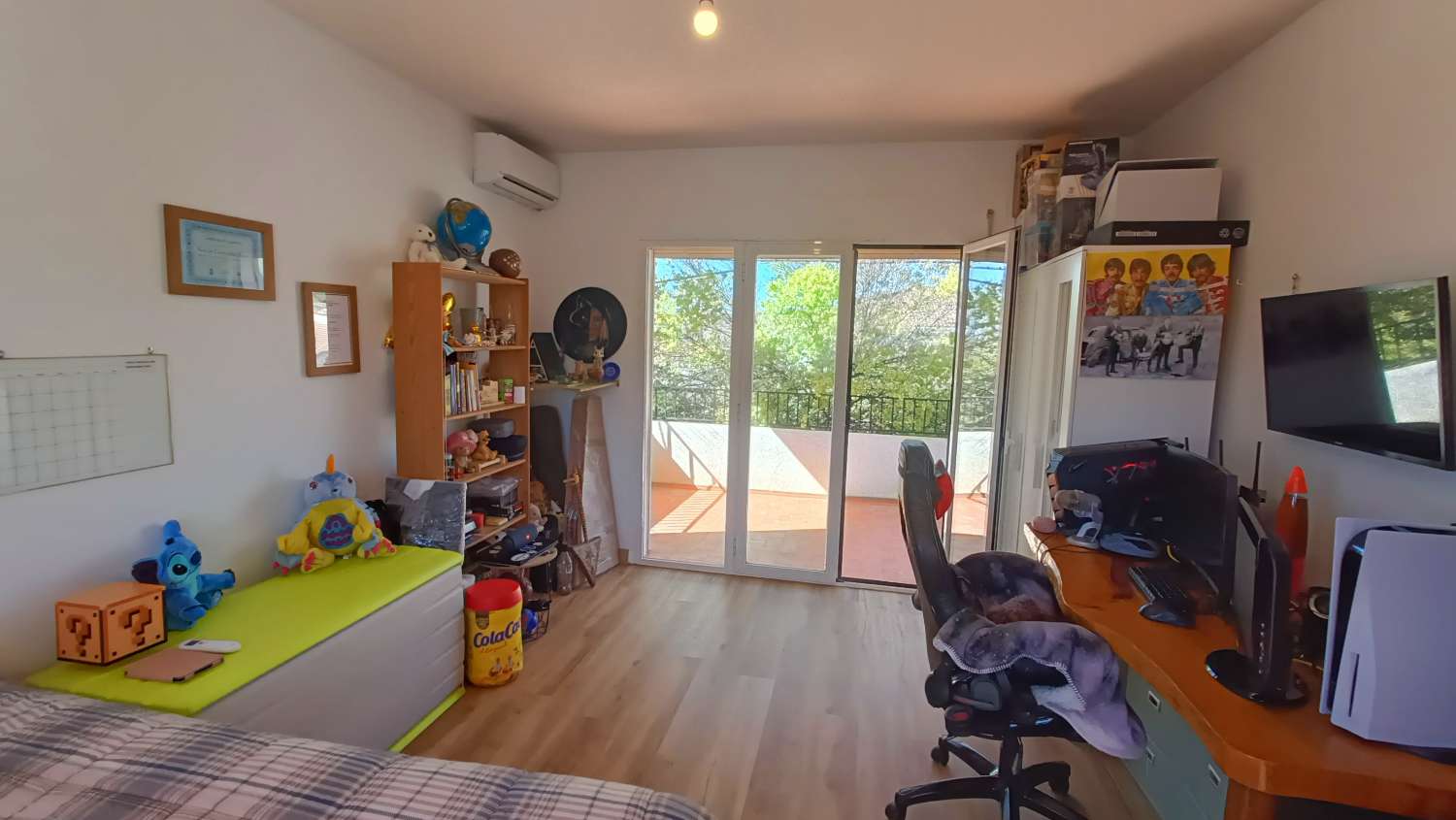 Estupenda casa independiente con piscina, jardín, garaje y almacenes