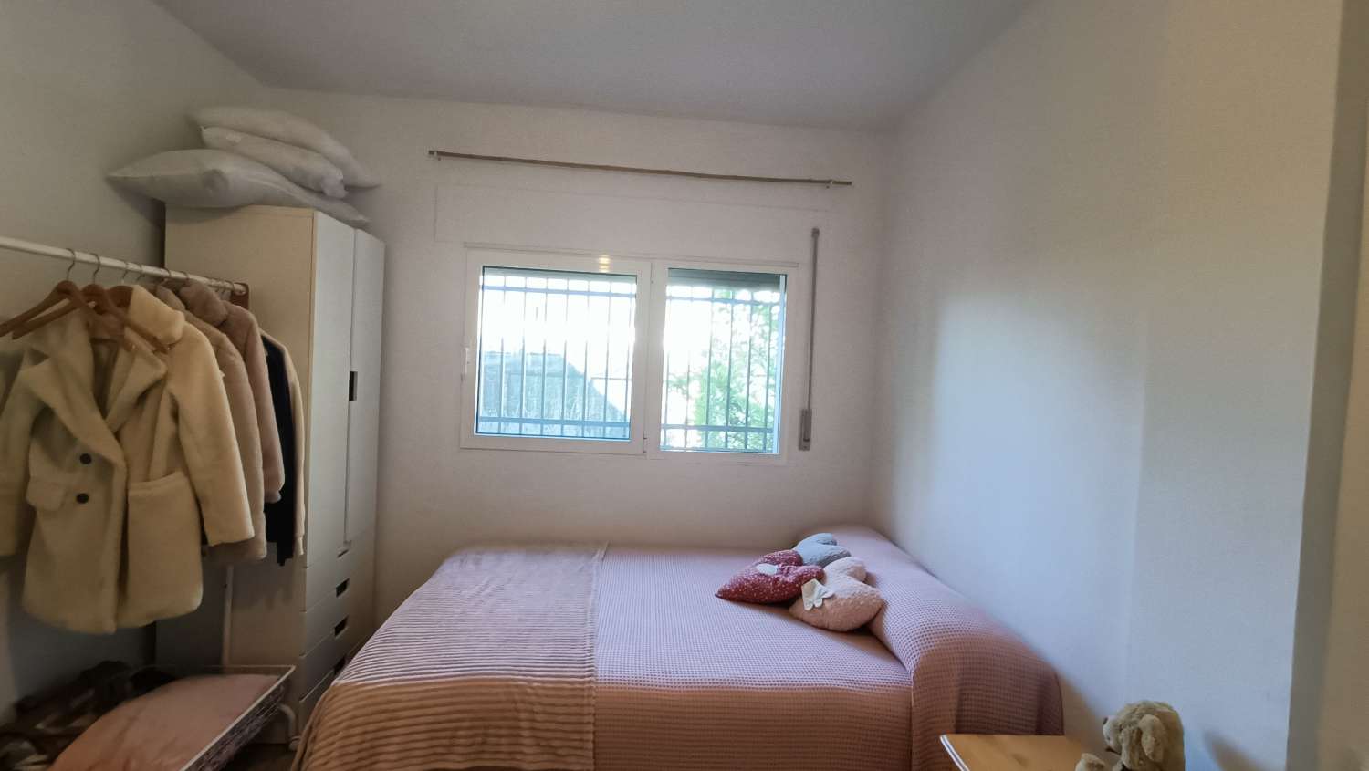 Estupenda casa independiente con piscina, jardín, garaje y almacenes