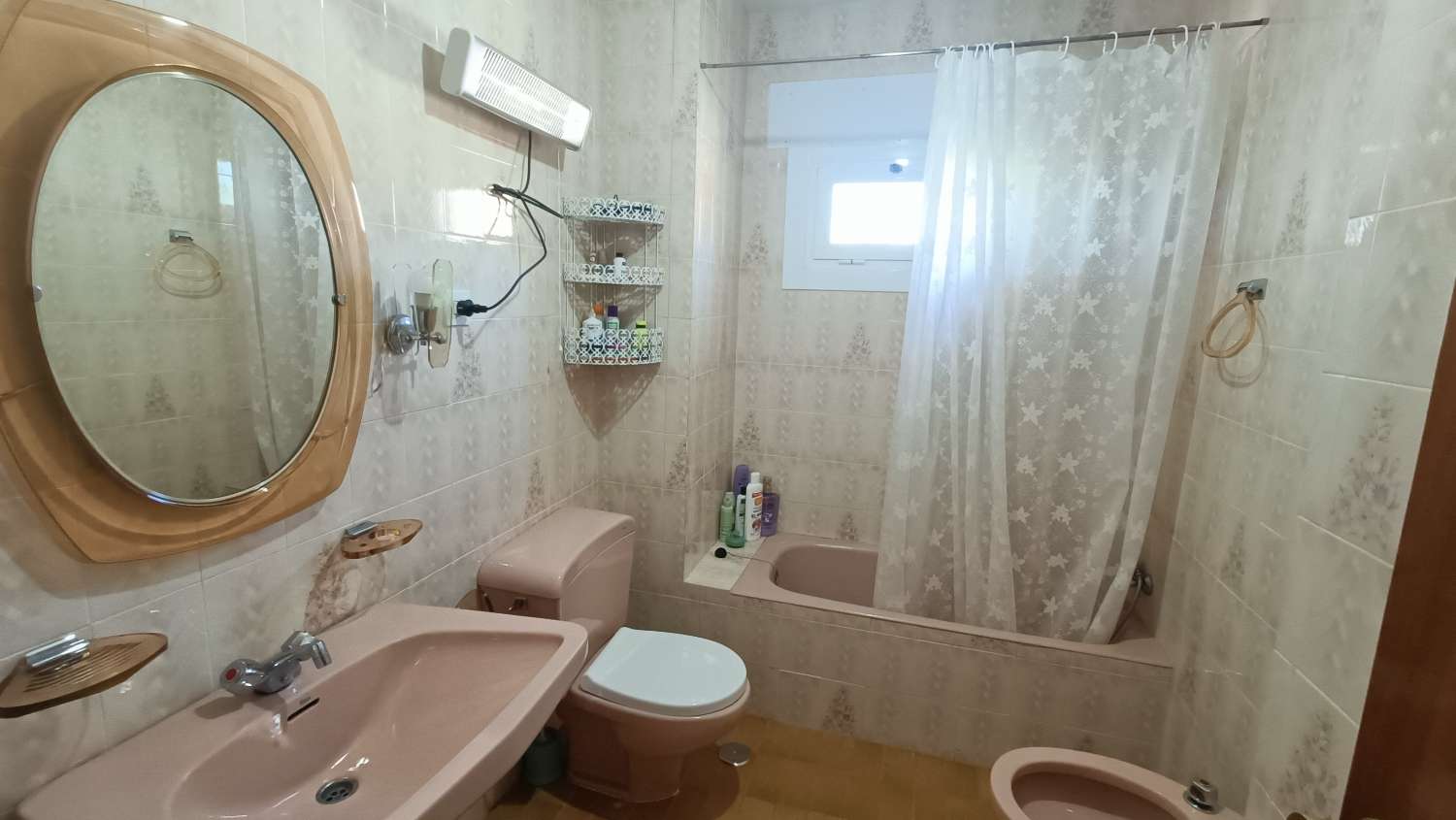 Estupenda casa independiente con piscina, jardín, garaje y almacenes